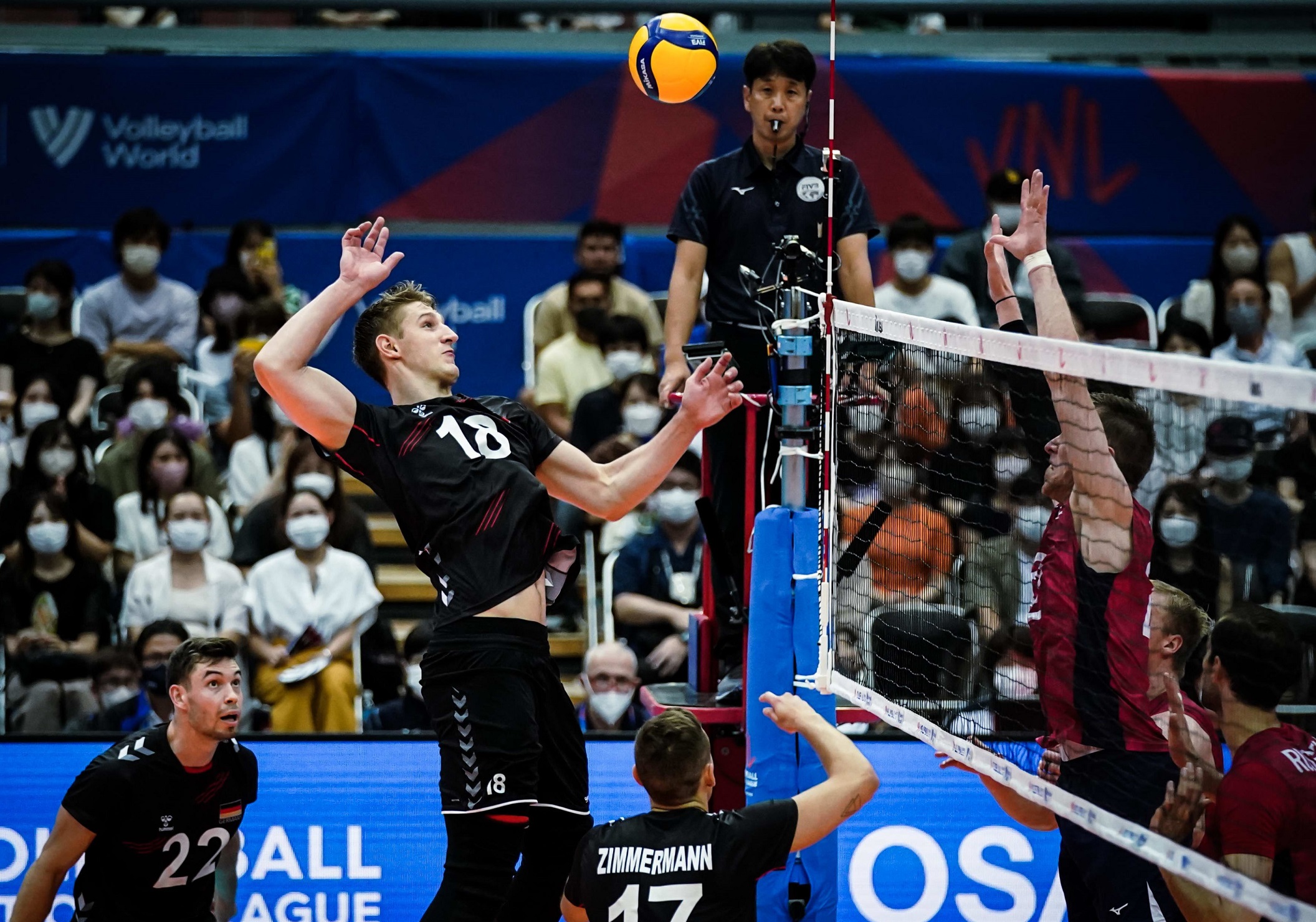Florian Krage, bei der SVG Lüneburg ausgebildet und seit einem Jahr in Polen aktiv, gehört inzwischen fest zum Nationalteam. Links daneben der Newcomer dieses Sommers, Tobias Brand (Düren). Foto: FIVB