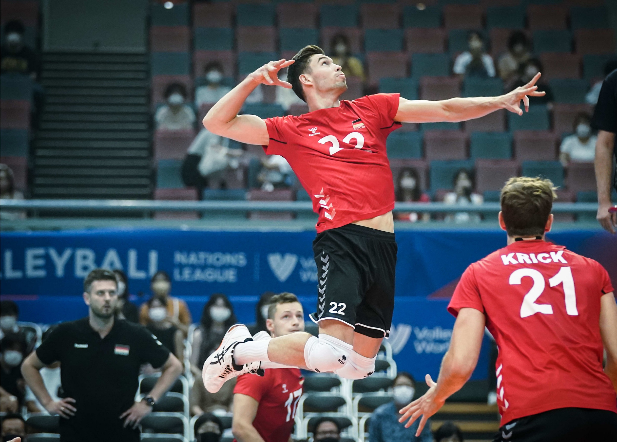 Tobias Brand (Mitte, beim Pipe), der in diesem Sommer sein Debüt feierte, hat sich inzwischen im Nationalteam festgespielt. Foto: FIVB