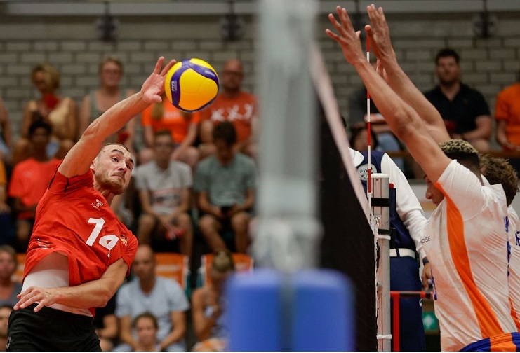 Moritz Karlitzek (l.), eigentlich Außenangreifer, spielte in beiden Testspielen gegen die Niederlande auf Diagonal - und das sehr überzeugend. Foto: DVV