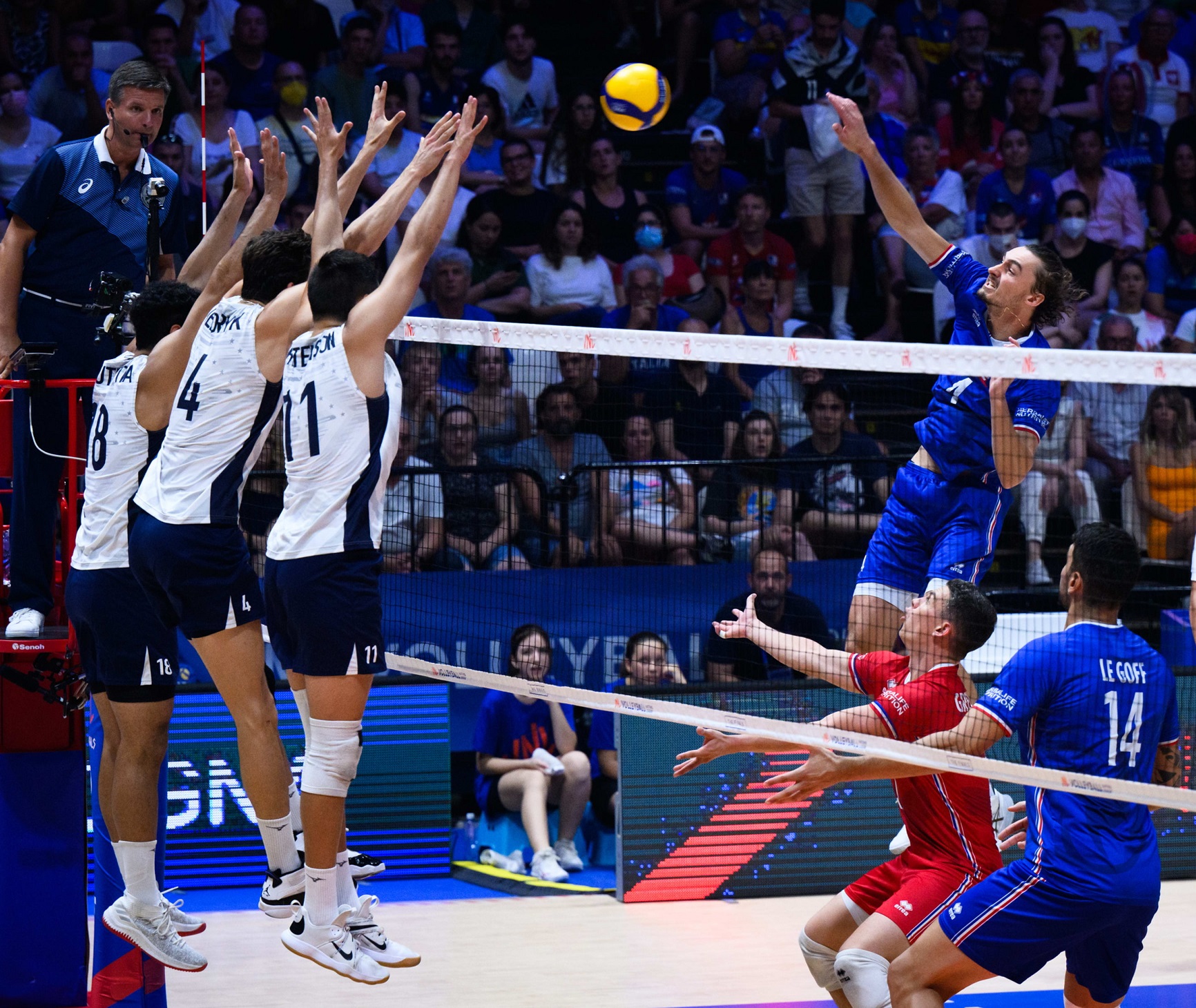 Frankreich mit Nicolas Le Goff, Libero Jenia Grebennikov und Diagonalangreifer Jean Patry (v.r.) gehört ebenso wie die USA mit Garrett Muagututia, Jeff Jendryk und Micah Christenson (im Block v.l.) zu den WM-Favoriten. Foto: FIVB