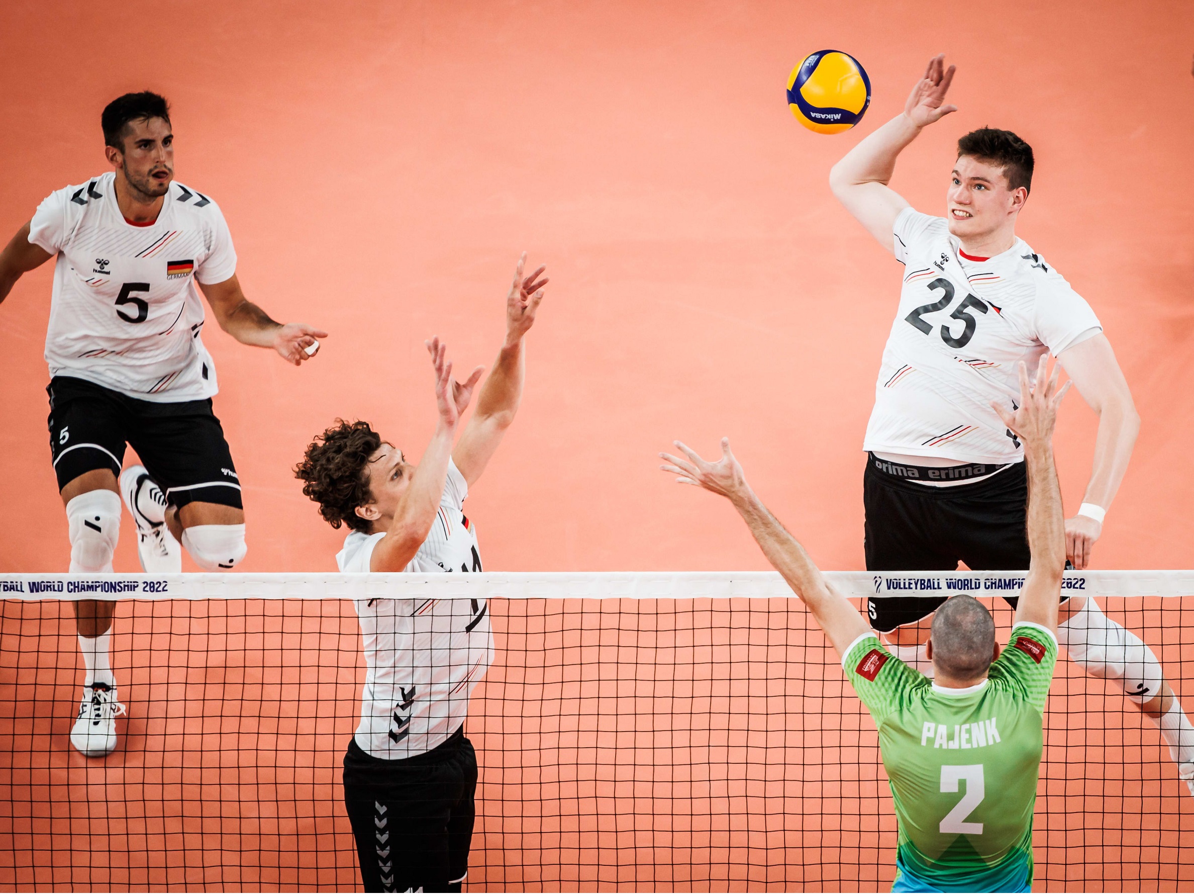 Auch Neu-LüneHüne Lukas Maase (r.), der bei der WM Mittelblocker spielt und hier von Lukas Kampa (M.) eingesetzt wird, kam gegen Slowenien nicht wie gewohnt zum Zuge, Am Sonnabend kommt die Revanche. Foto: FIVB