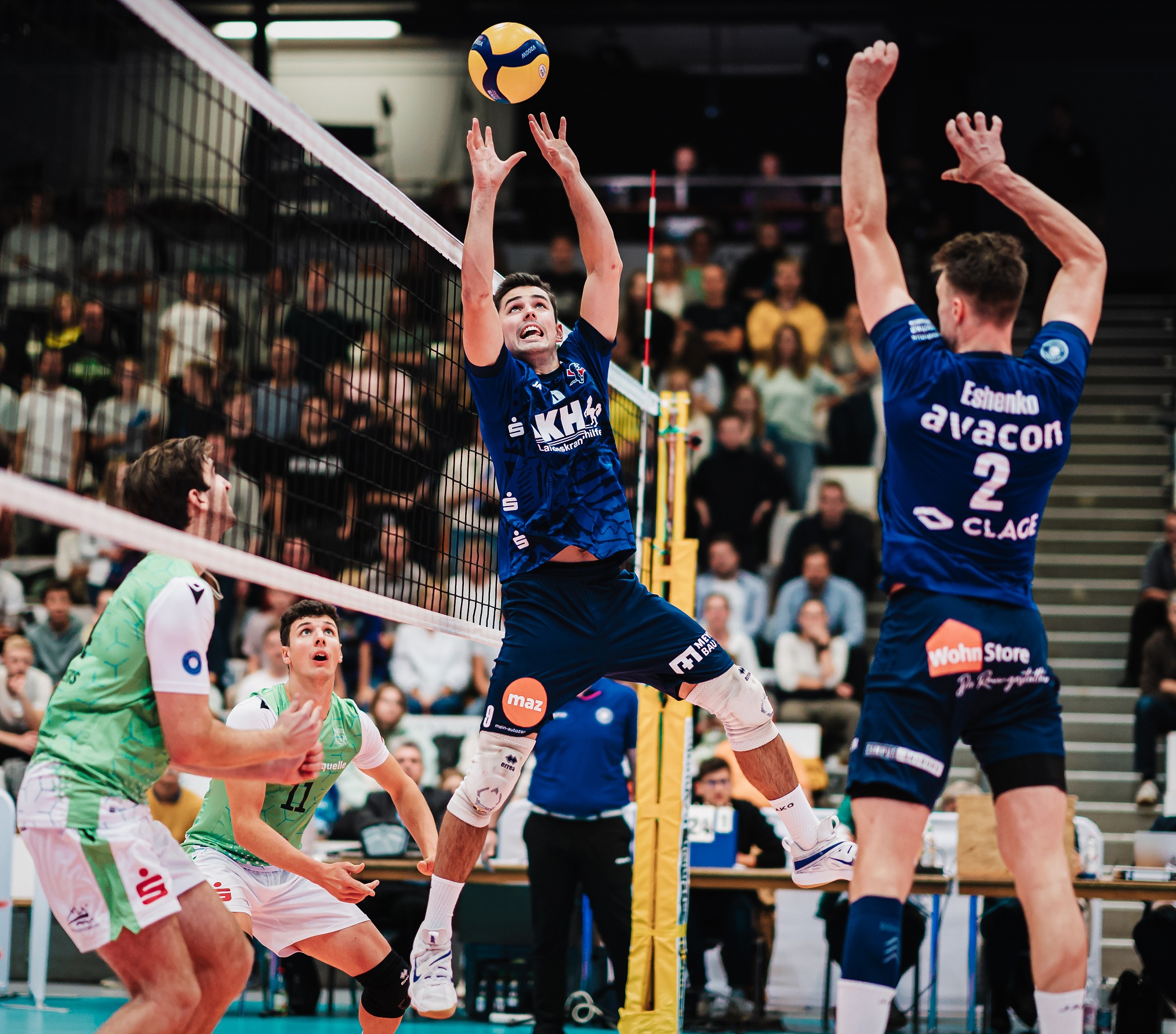 Hannes Gerken (M.), der hier Pearce Eshenko (r.) einsetzt, überzeugte beim Turnier mit zwei starken Spielen. Foto: Justus Stegemann