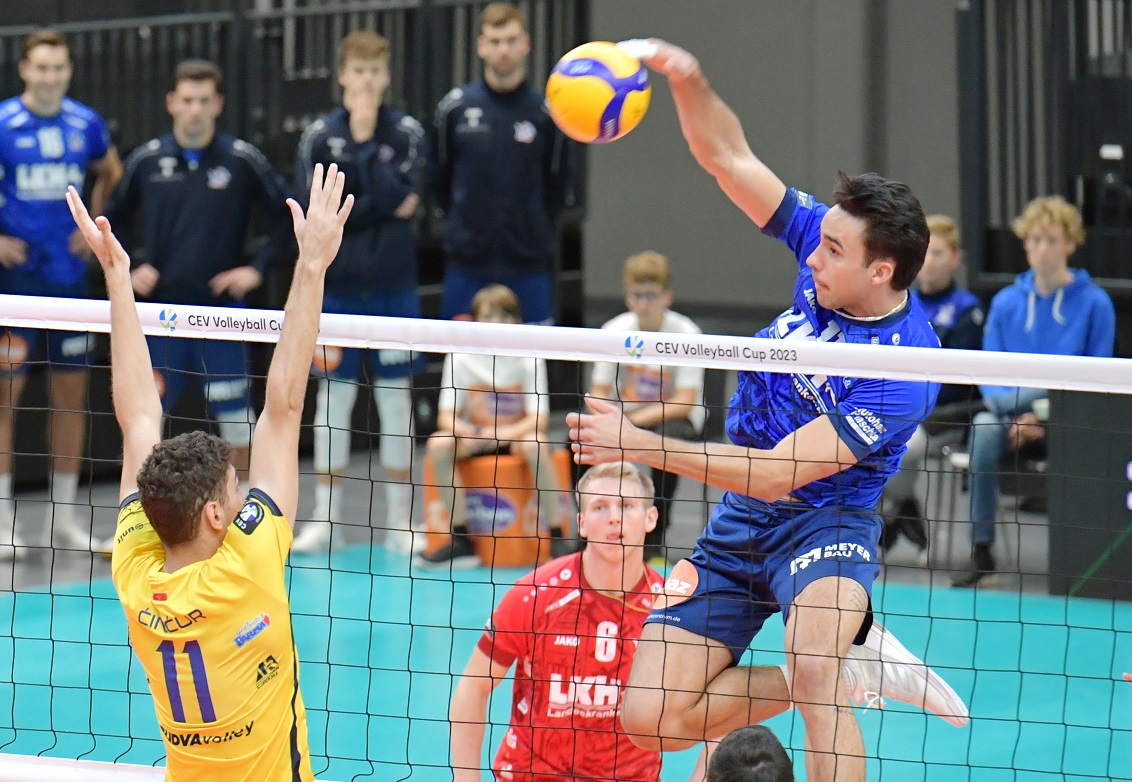 Mit 12 Punkten, darunter viele Schnellangriffe, war Mittelblocker Xander Ketrzynski (r.) einer der besten Scorer der SVG. Foto: Behns