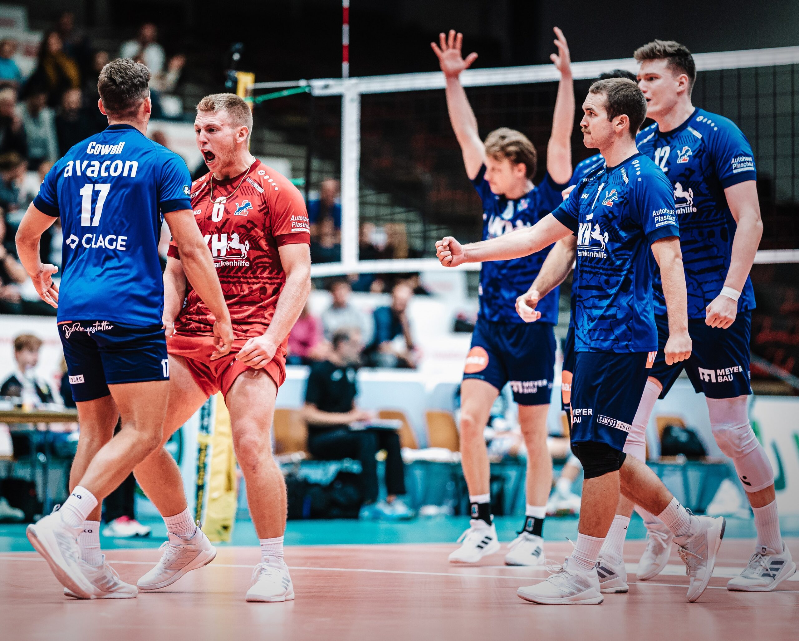Es geht wieder um Punkte für die SVG. Der neue Kapitän Joe Worsley (2.v.r.) und seine Mitspieler wollen gleich einen Dreier verbuchen. Foto: VBL/Stegemann