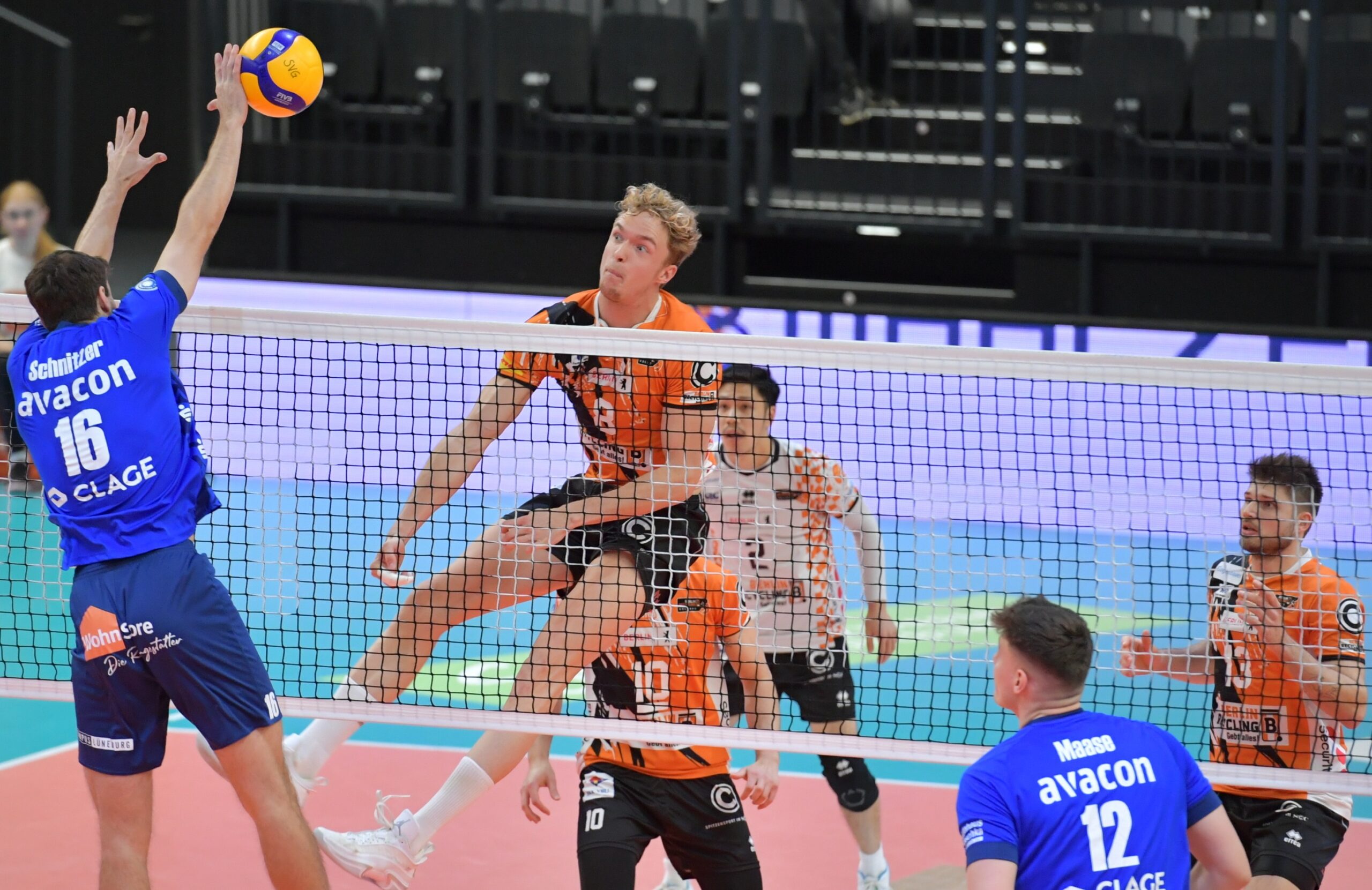 Jordan Schnitzer (l.) zeigte zuletzt ein überragendes Spiel für die SVG. Hier blockt er im Punktspiel gegen Berlin Anton Brehme. Foto: Behns