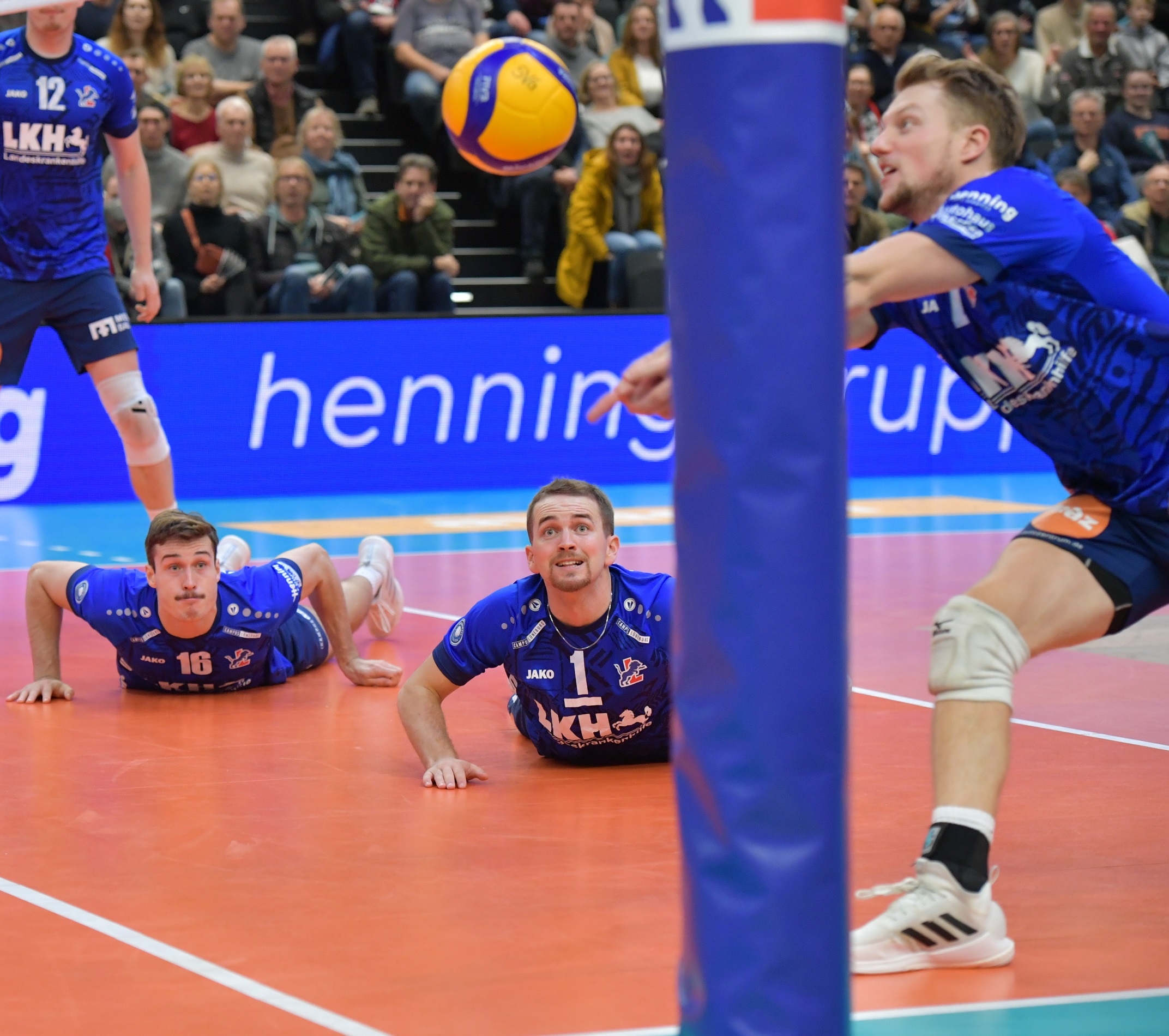 Die SVG will ihre Blicke auch nach dem Verfolgerduell gegen Friedrichshafen weiter nach oben richten so wie hier Jordan Schnitzer, Joe Worsley und Jordan Ewert (v.l.). Links im Hintergrund Lukas Maase. Fotos (2): Behns