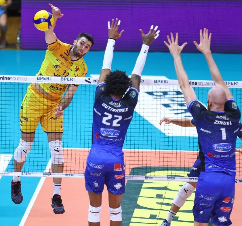 Adis Lagumdzija (l.), auch großer Hoffnungsträger im türkischen Nationalteam, ist seit dieser Saison Diagonalangreifer Nummer 1 in Modena.