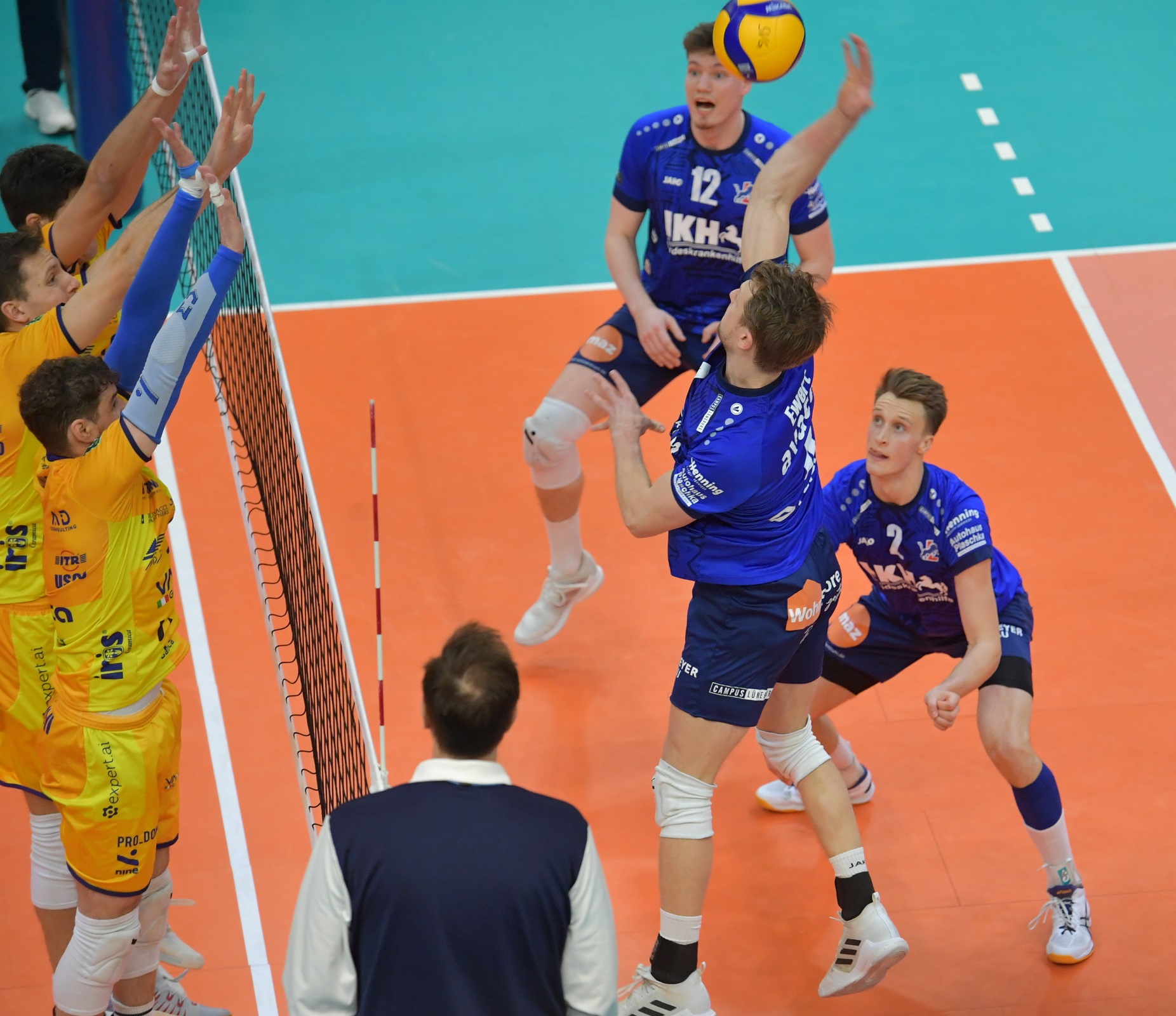 Im Hinspiel waren Jordan Ewert (vorne) und Lukas Maase (Hintergrund) die besten SVG-Scorer, hier beobachtet von Pearce Eshenko (r.). Da hatte auch ein Dreierblock, hier Bruno, Giovanni Sanguinetti und Tomasso Rinaldi (von vorne nach hinten) das Nachsehen. Foto: Behns