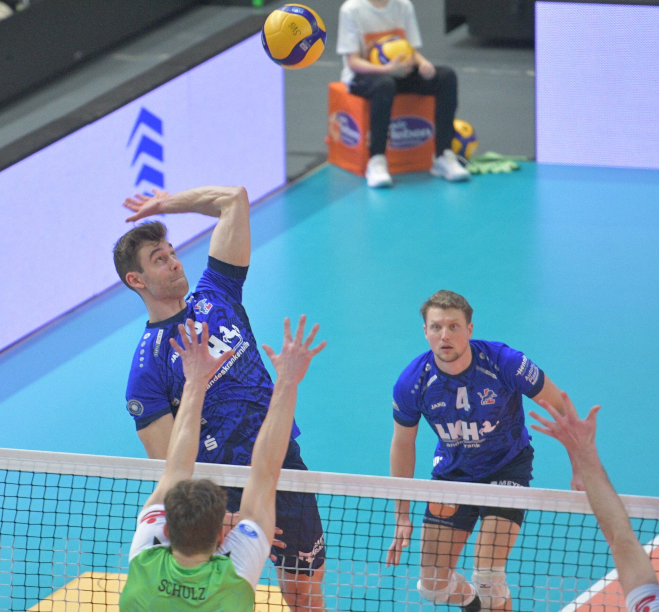 Yann Böhme (l.), der hier den Block von Max Schulz überwindet, war erneut bester Scorer und MVP bei der SVG. Foto: Behns