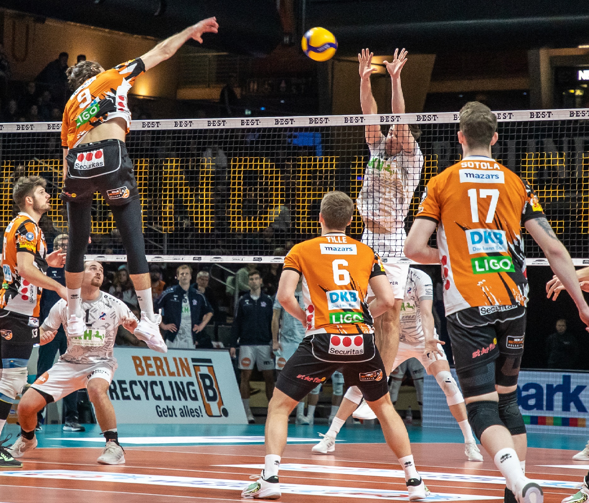 Timothee Carle (Nr. 9, links) war Berlins überragender Mann. Hier hat er leichtes Spiel gegen den Einer-Block von Jordan Schnitzer, der aber erneut der herausragende Punktesammler der SVG war. Foto: Gora