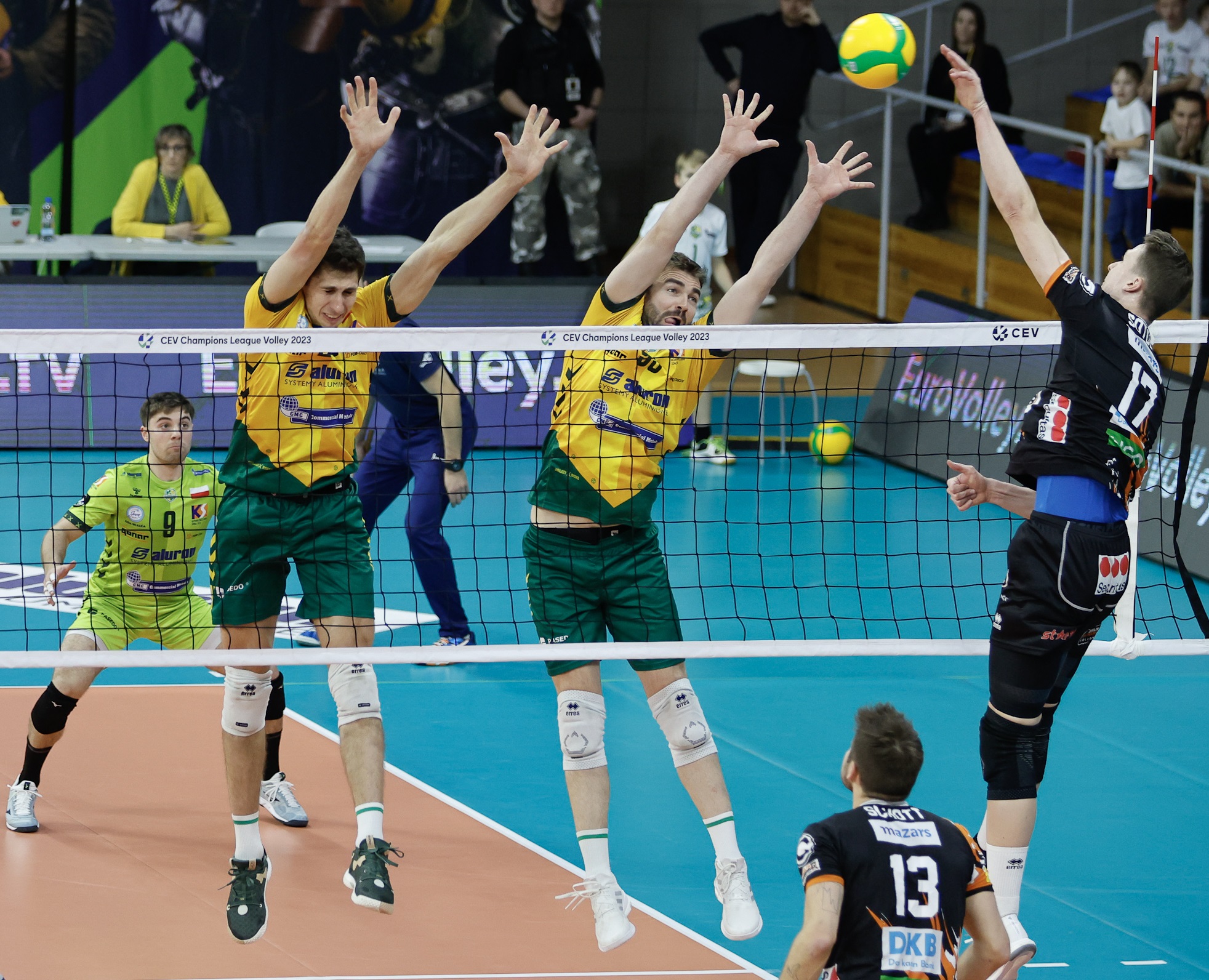 Die Berlin Volleys um Diagonalangreifer Marek Sotola (r.) brauchen gegen Zawiercie - wie hier im Hinspiel - einen Sieg. Links im Hintergrund der Ex-Berliner Libero Santiago Danani. Foto: CEV