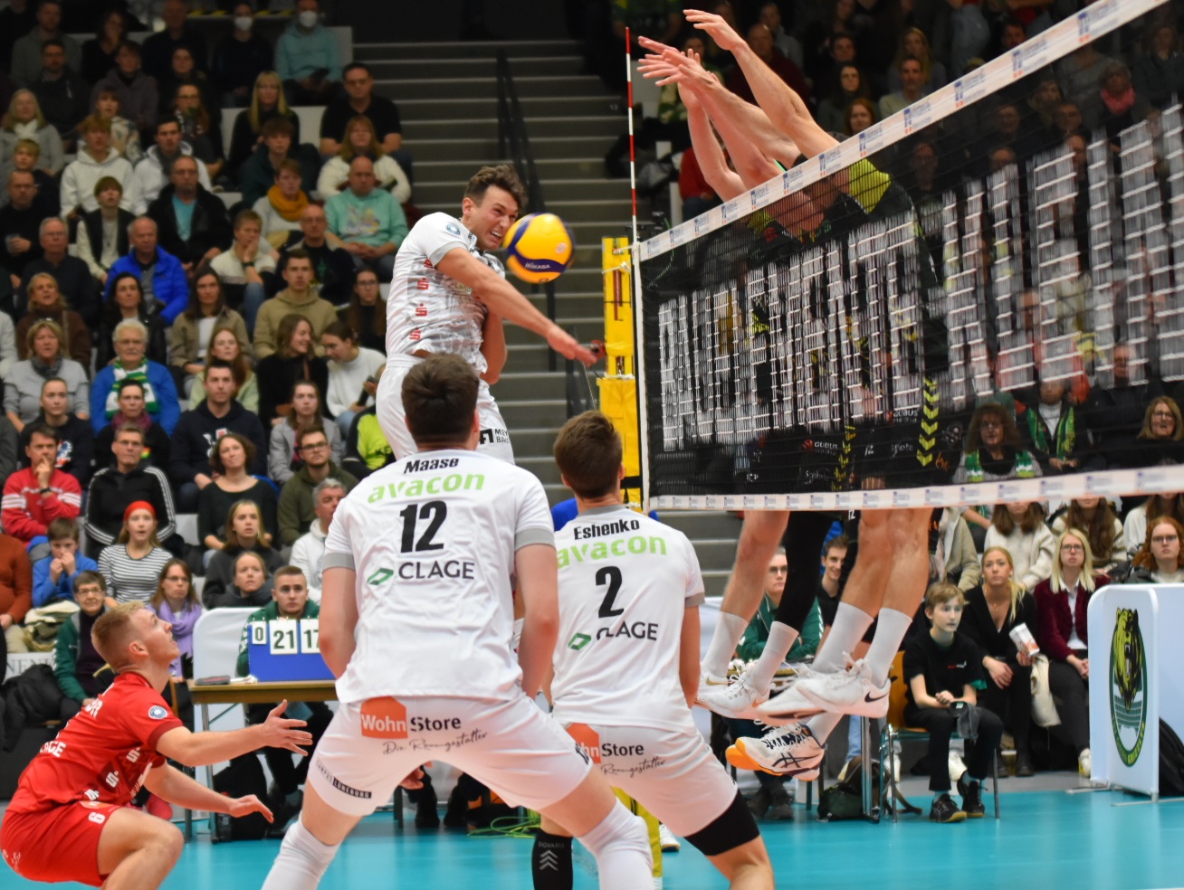Colton Cowell (hinten, im Sprung) war vor allem eine Bank in der Annahme, aber auch ein Faktor im Angriff - wenn er hier auch geblockt wird. Aber der 1,85-Meter-Mann setzte auch selbst drei Blocks. Foto: VBL
