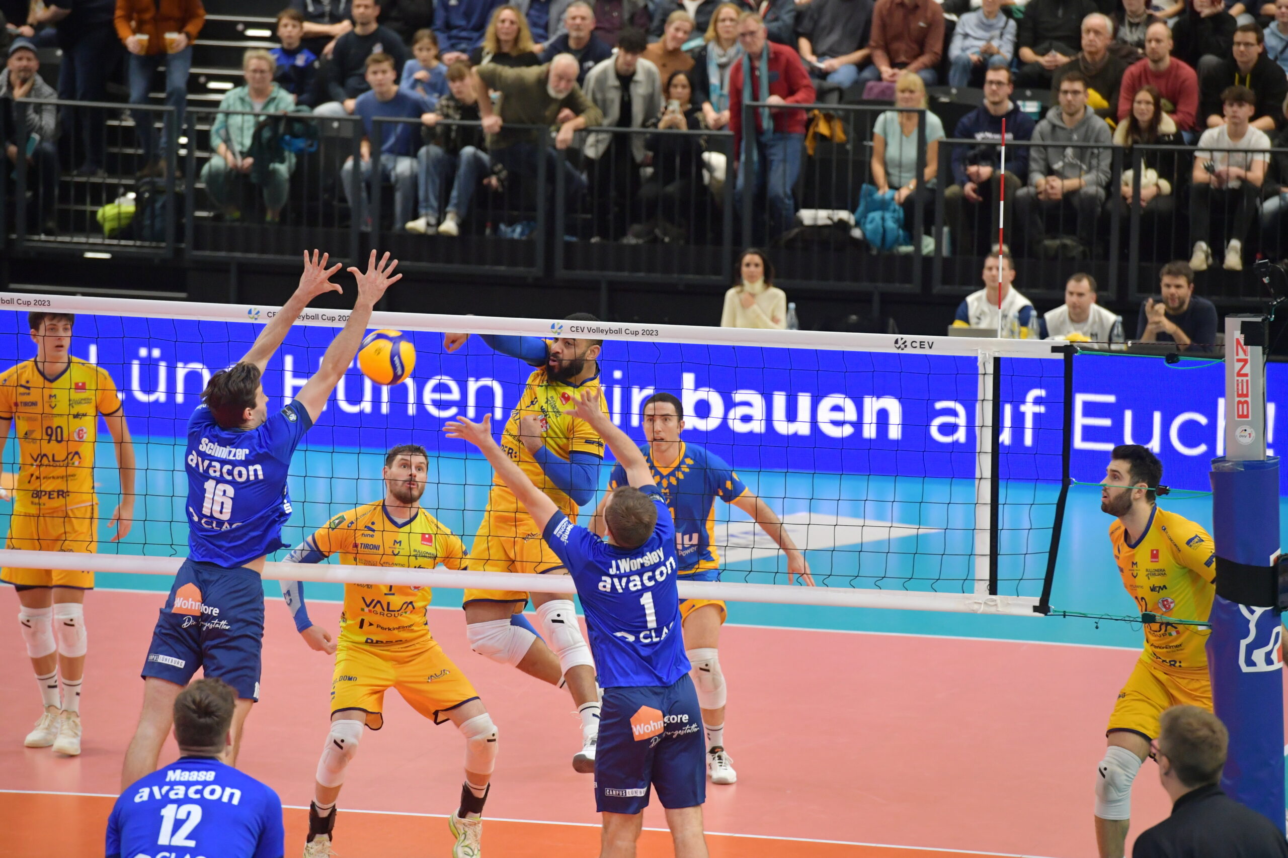 Modenas Stars abgeblockt: Die SVG, hier mit Jordan Schnitzer und Joe Worsley, stemmte sich erfolgreich dem Favoriten mit dem beiden Olympiasiegern Earvin Ngapeth (beim Schmetterball) und Bruno (links daneben) entgegen. Foto: Behns