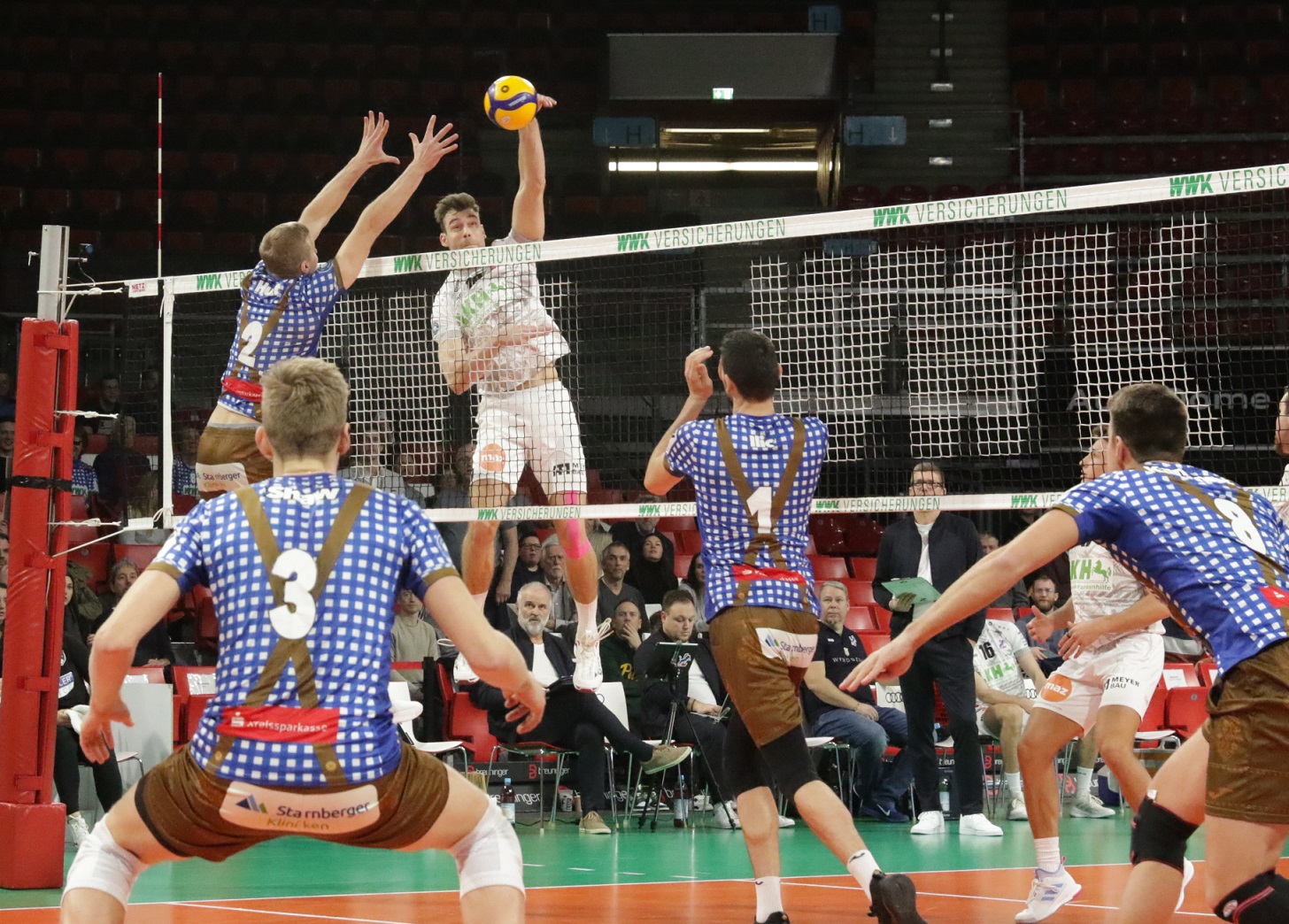 Yann Böhme (weißes Trikot) war mit 19 Punkten Topscorer des Abends. Hier gibt er gleich vier Herrschingern mit Albert Hurt, James Shaw, Djordje Ilic und Jonas Kaminski (v.l.) das Nachsehen. Foto: Pohlus