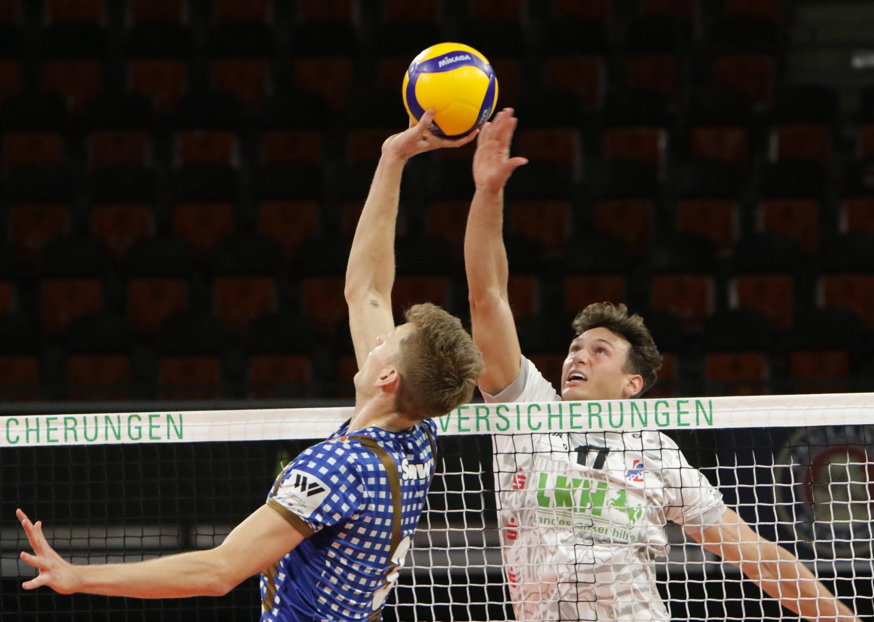 Colton Cowell (r.) glänzte auch gegen Herrsching am Wochenende wieder in der Annahme und im Angriff gleichermaßen. Foto: Pohlus