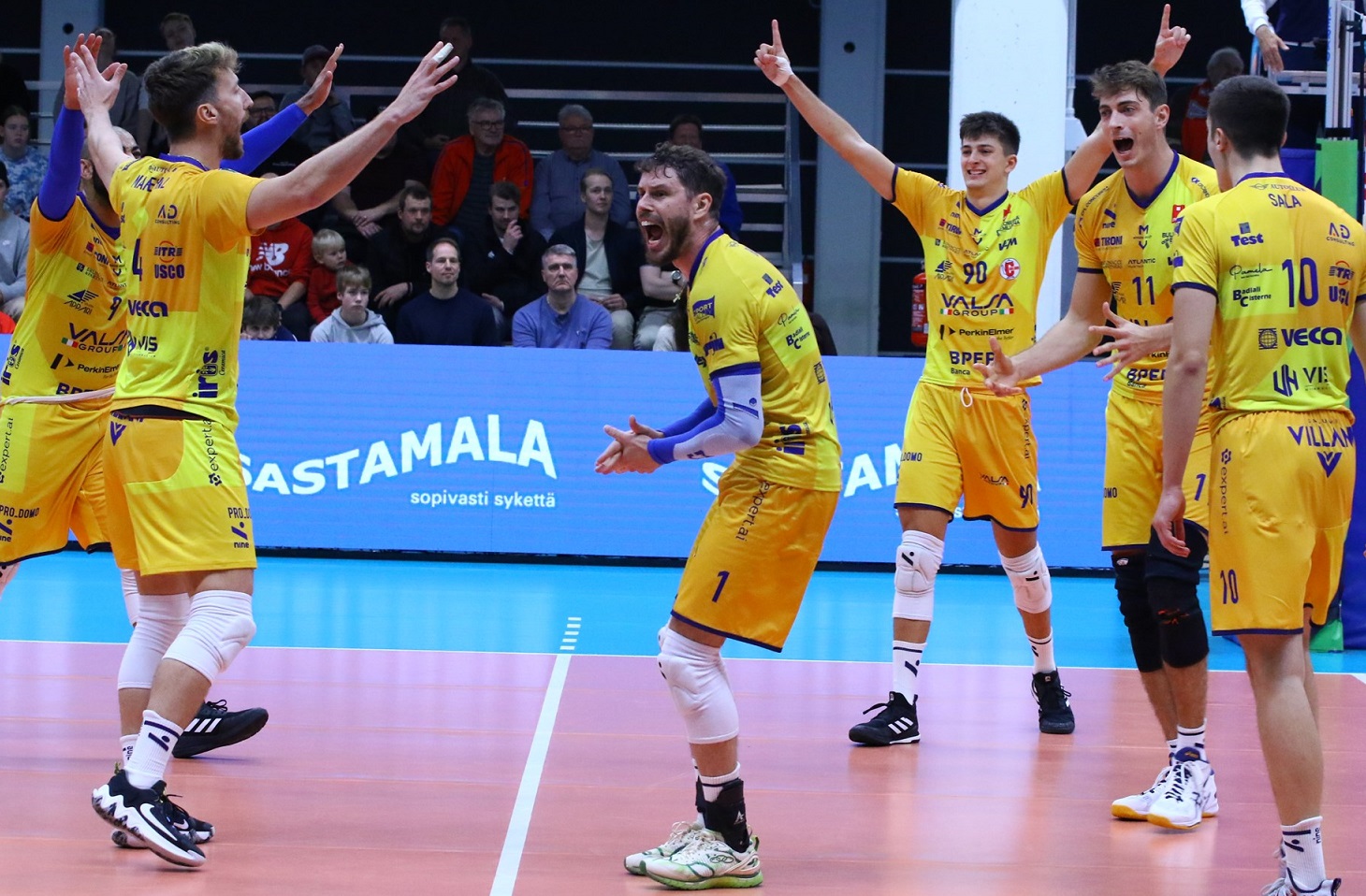 Modenas Kapitän und Zuspieler Bruno (Mitte), hier im CEV Cup gegen die Finnen von Sastamala, hatten in dieser Saison schon viel Grund zur Freude. Foto: CEV