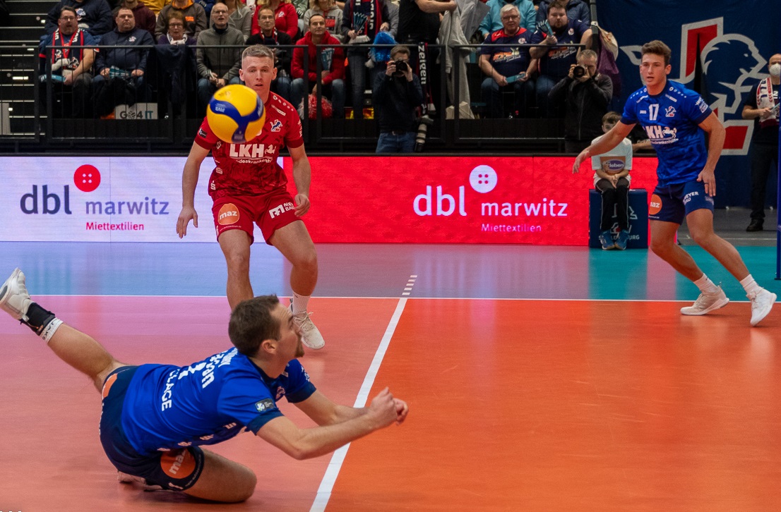 Nur mit einer starken, aufmerksamen Abwehrleistung geht*s - und da war Zuspieler Joe Worsley (vorne) neben seinem eigentlichen Job sehr stark zuletzt gegen Berlin mit vielen gesicherten Bällen. Im Hintergrund sein Bruder Gage sowie Colton Cowell (r.). Foto: WW