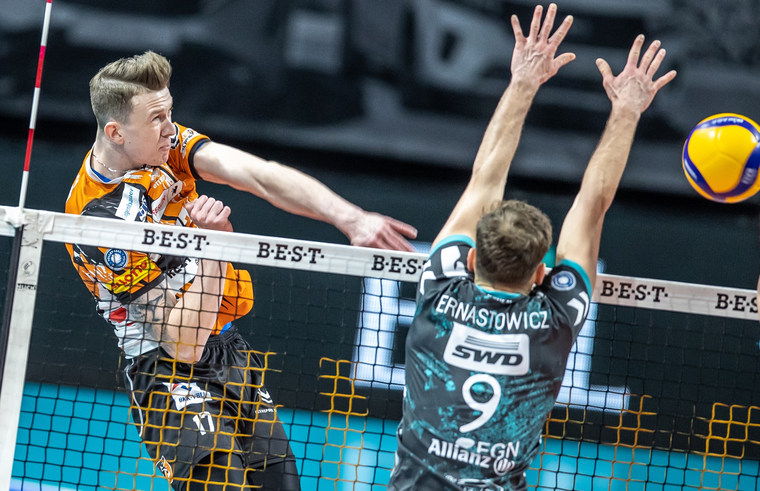 Marek Sotola (l.) für Berlin und Marcin Ernastowicz für Düren überragten in den letzten Spielen ihres Clubs. Foto: Gora/VBL