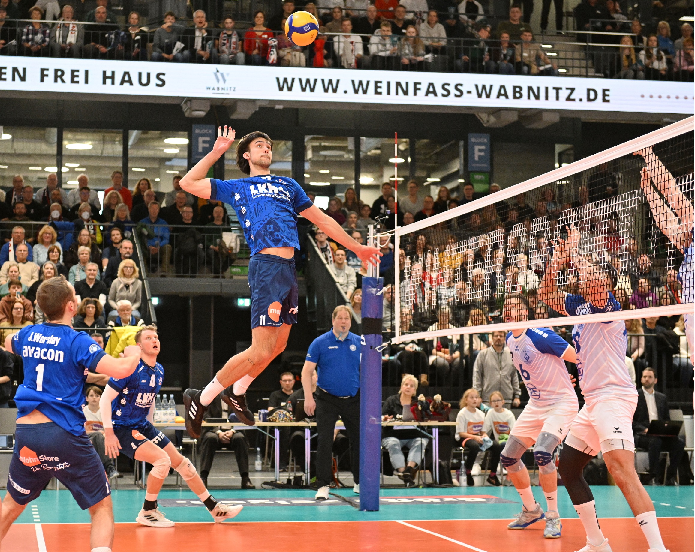 Als Mittelblocker angefangen, später im Diagonalangroff: Xander Ketrzynski (Mitte, beim Schmetterball) war mit 10 Punkten zweitbester SVG-Scorer. Foto: Behns