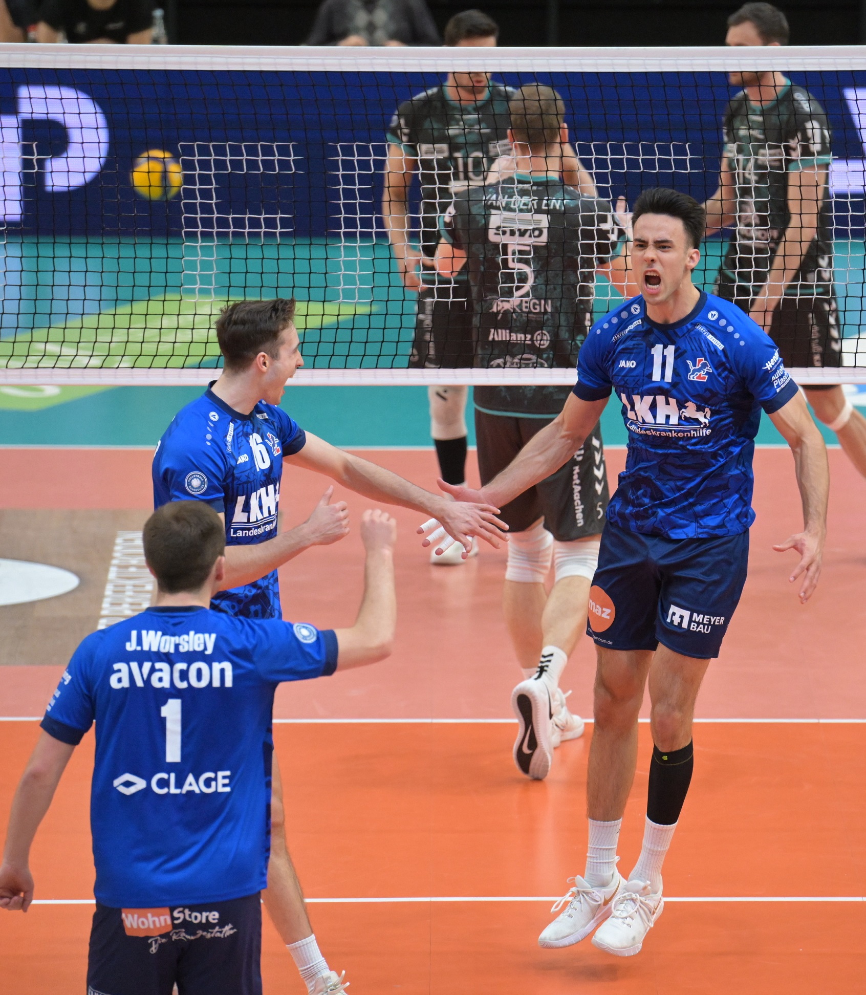 Bärenstark und hoch emotional nach eigenen gelungenen Aktionen: Xander Ketrzynski (r.) war bei der SVG der Mann des Abends. Zweitbester Scorer hinter ihm wurde Jordan Schnitzer (links daneben). Foto: Behns