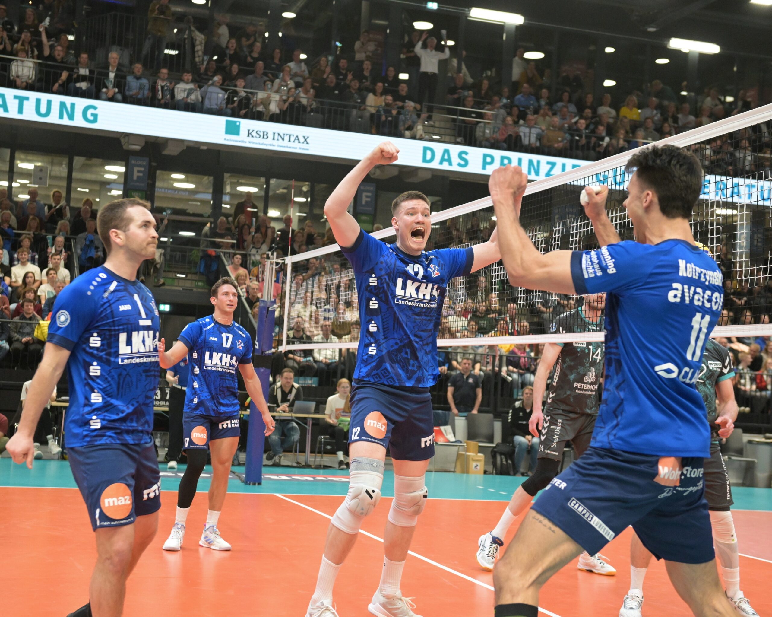 Rollentausch mit durchschlagendem Erfolg: Xander Ketrzynski (r.) und Lukas Maase (daneben) haben die Position des jeweils anderen übernommen und wollen weiter mit SVG-Kapitän Joe Worsley (l.) jubeln. Im Hintergrund Colton Cowell. Foto: Behns