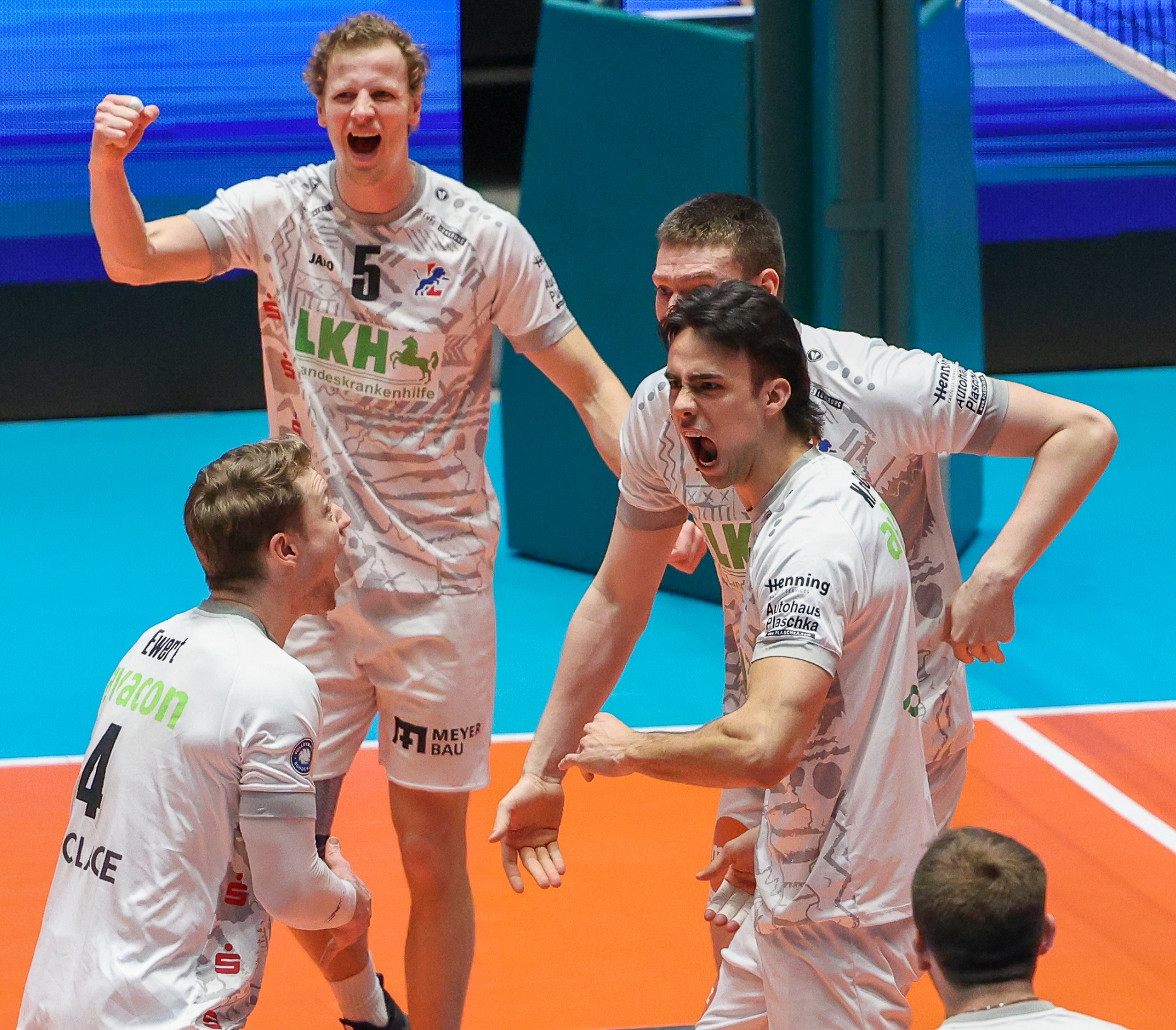 Jubel über ein seltenes Erfolgserlebnis in Friedrichshafen: v.l. Jordan Ewert, Auke van de Kamp, Lukas Maase (halb verdeckt) und Xander Ketrzynski. Hoth/VBL
