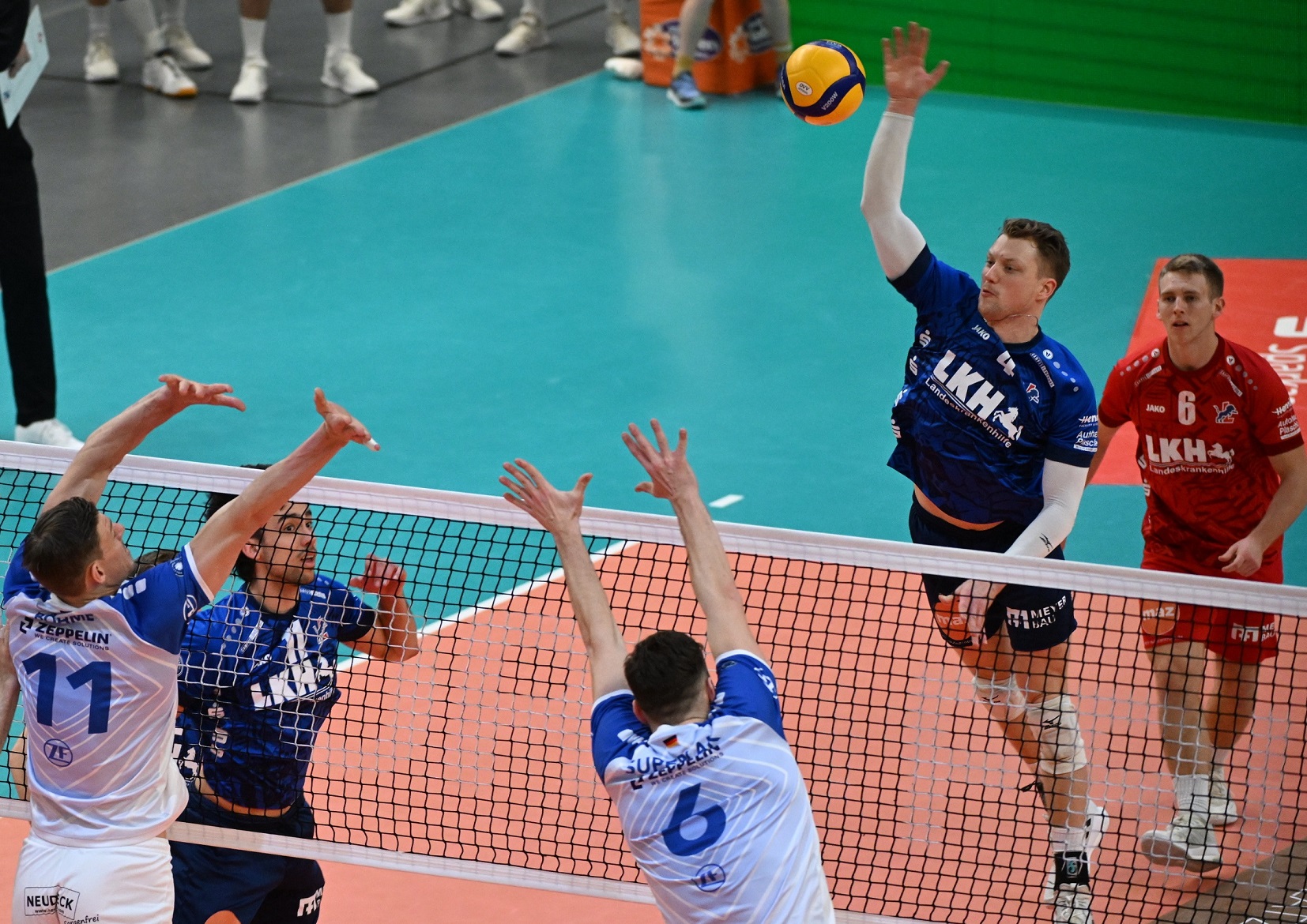 Gegen Friedrichshafens Block - hier Marcus Böhme (l.) und Michal Superlak (r.) wird es wieder schwer für die SVG-Angreifer um Jordan Ewert (am Ball). Foto: Behns