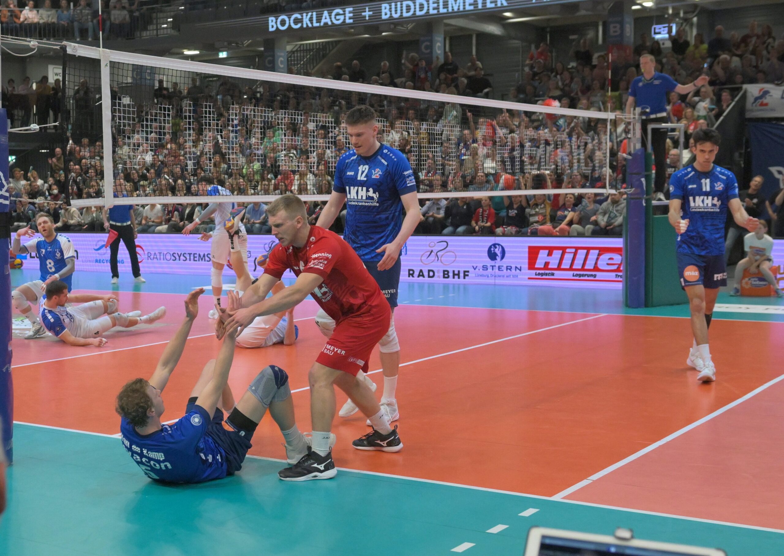Wieder aufstehen ist jetzt für die SVG nach zwei Niederlagen gefordert. So wie hier Gage Worsley (in Rot) Jordan Ewert auf die Beine hilft, müssen die stimmgewaltigen Fans alle LüneHünen wieder aufrichten. Foto: Behns