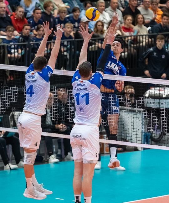 Xander Ketrzynski (r.) war im 1. Halbfinale gegen Friedrichshafen einer der Besten auf dem Court, übersprang sogar den 2,12-m-Riesen Marus Böhme (Nr. 11). Links Tim Peter. Foto: WW