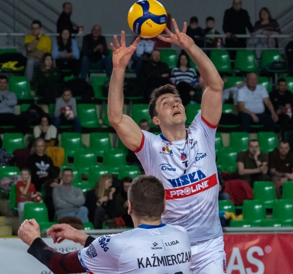 Der Kanadier Maxwell Elgert (r.) wird Nachfolger von Joe Worsley als Zuspieler der LüneHünen. Foto: Bydogoszcz/SVG