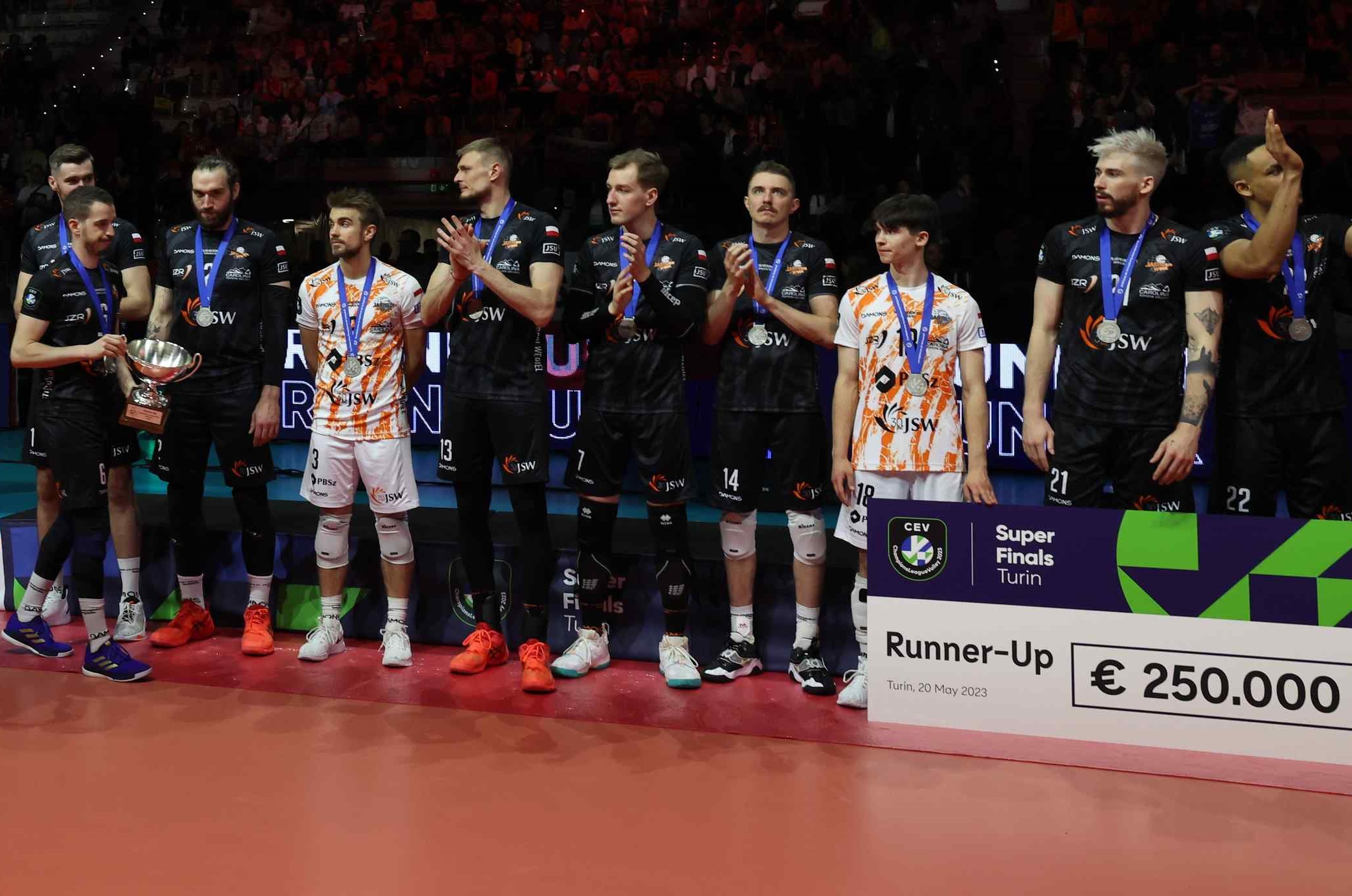 Glückliche Spieler sehen anders aus - Jastrzebski Wegiel unterlag im Mai im letzten Königsklassen-Finale knapp mit 2:3. Kapitän Benjamin Toniutti (l.) musste sich mit dem kleinen (Verlierer-)Pokal begnügen und als "Trostpreis" gab es 250.000 Euro für die Polen. Foto: Wegiel