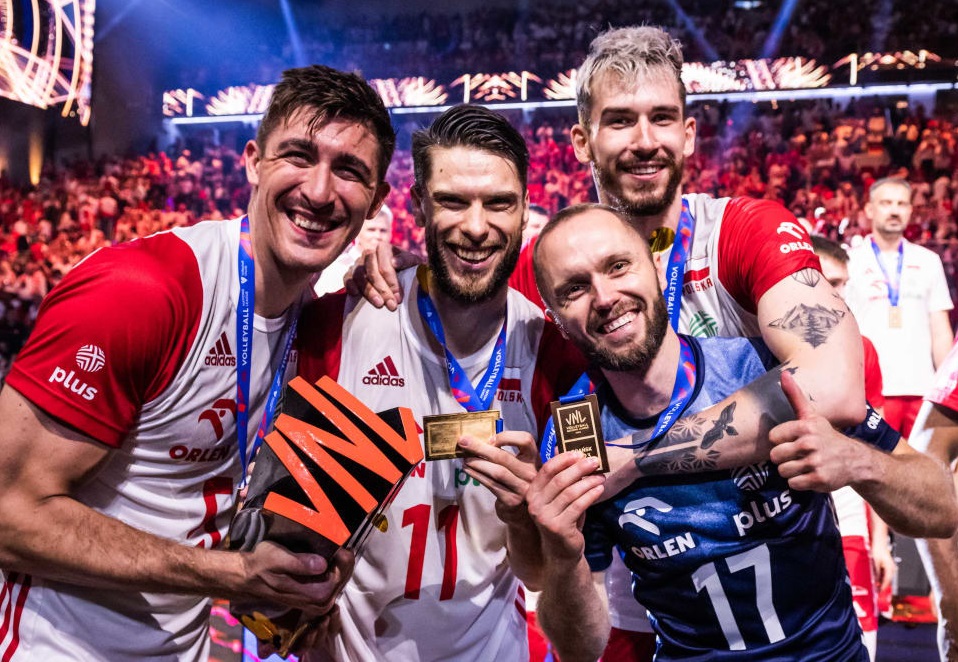 Freude über den Triumph (v.l.): Topscorer Lukasz Kaczmarek, Alexander Sliwka, Libero Pawel Zatorski (zum MVP gewählt) und der für Wilfredo Leon eingewechselte Tomasz Fornal, der in der Champions League mit Wegiel nach Lüneburg kommen wird. Foto: FIVB