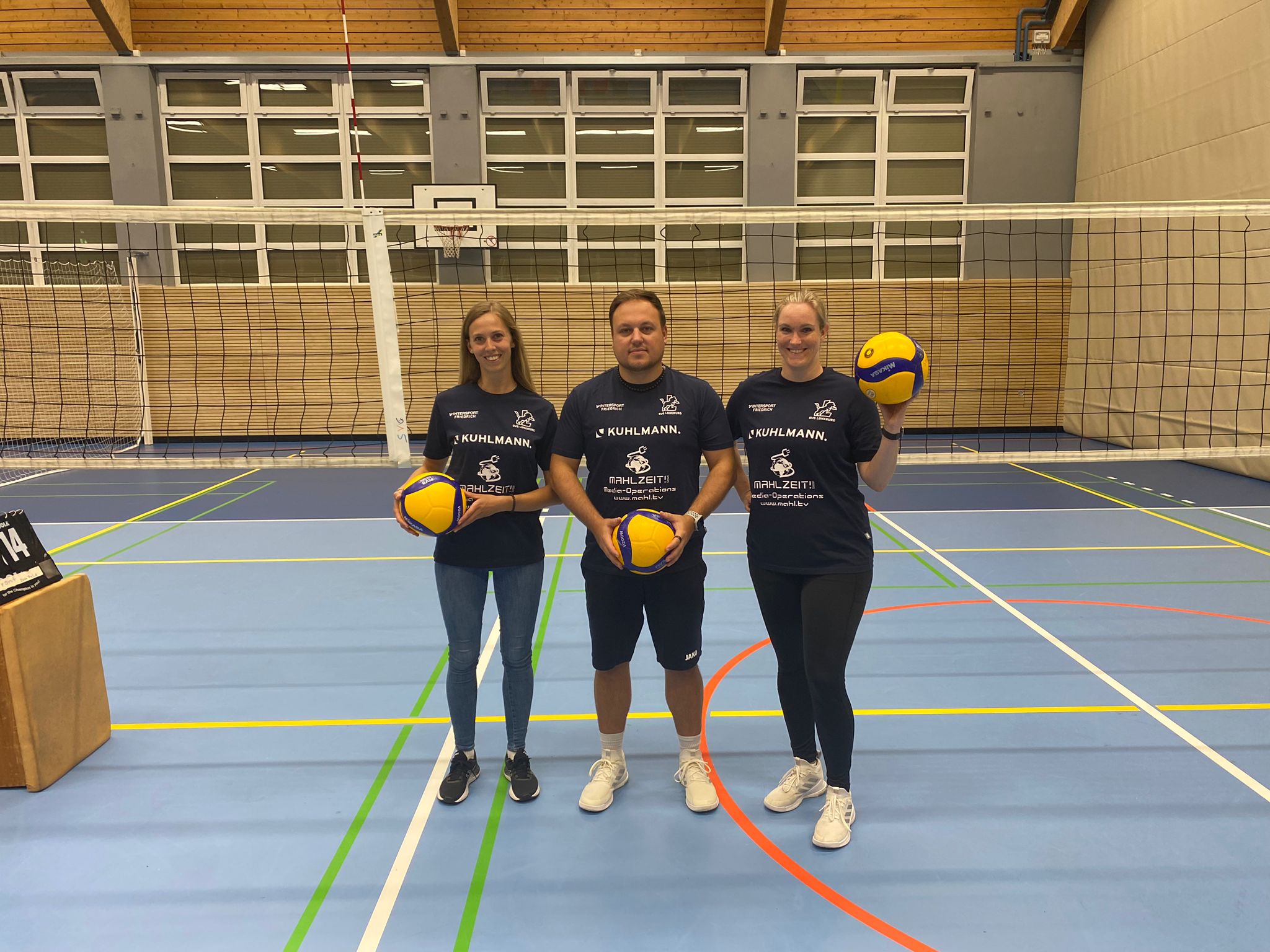 Ines Laube (r.) ist als zusätzliche Co-Trainerin neu bei der SVG, Physiotherapeutin Lisa Kahlen (l.) wird zusätzlich Teammanagerin und auch Scout/Co-Trainer Christian Knospe (M.) bleibt weiter dabei. Foto: SVG