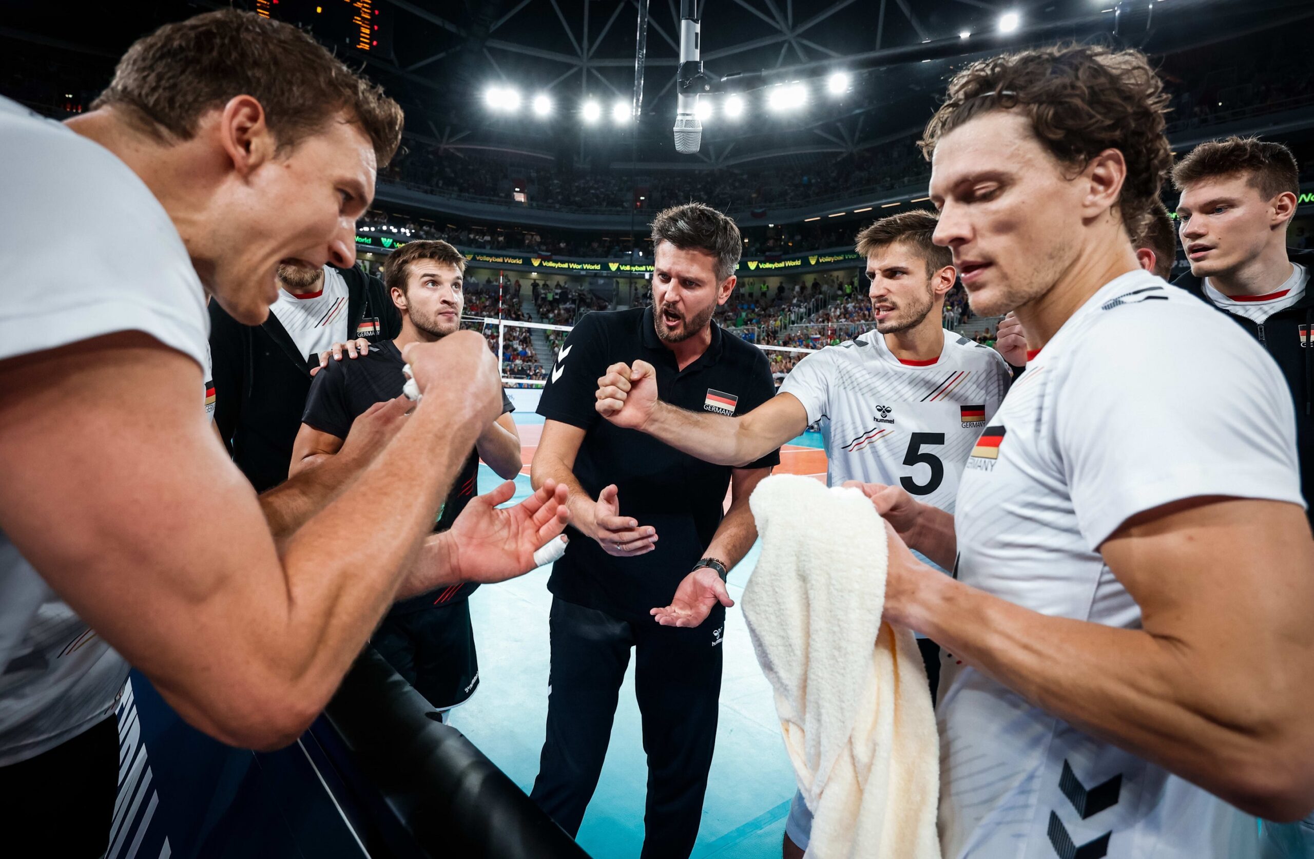 In das nächste, das wichtigste Turnier dieses Sommers geht Bundestrainer Michal Winiarski (Mitte) mit seinem Team, v.l. Christian Fromm, Julian Zenger, Moritz Reichert, Lukas Kampa, Lukas Maase. Foto: FIVB