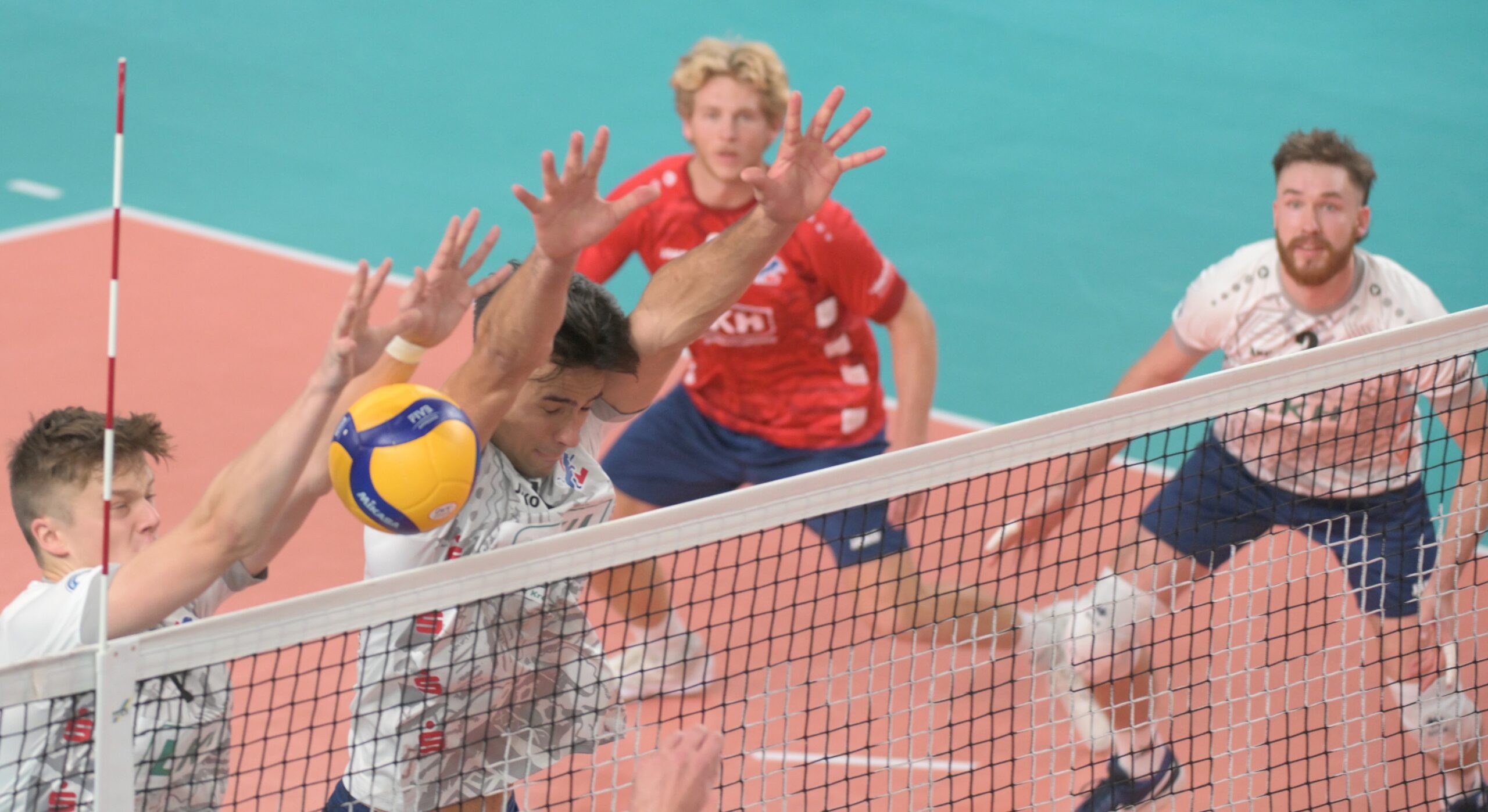 Gegen Groningen war die SVG auch im Blockspiel klar überlegen. Hier blockt der starke Theo Mohwinkel (l.) zusammen mit Xander Ketrzynski, hinten lauern Gage Worsley und Jesse Elser. Fotos (3): Behns