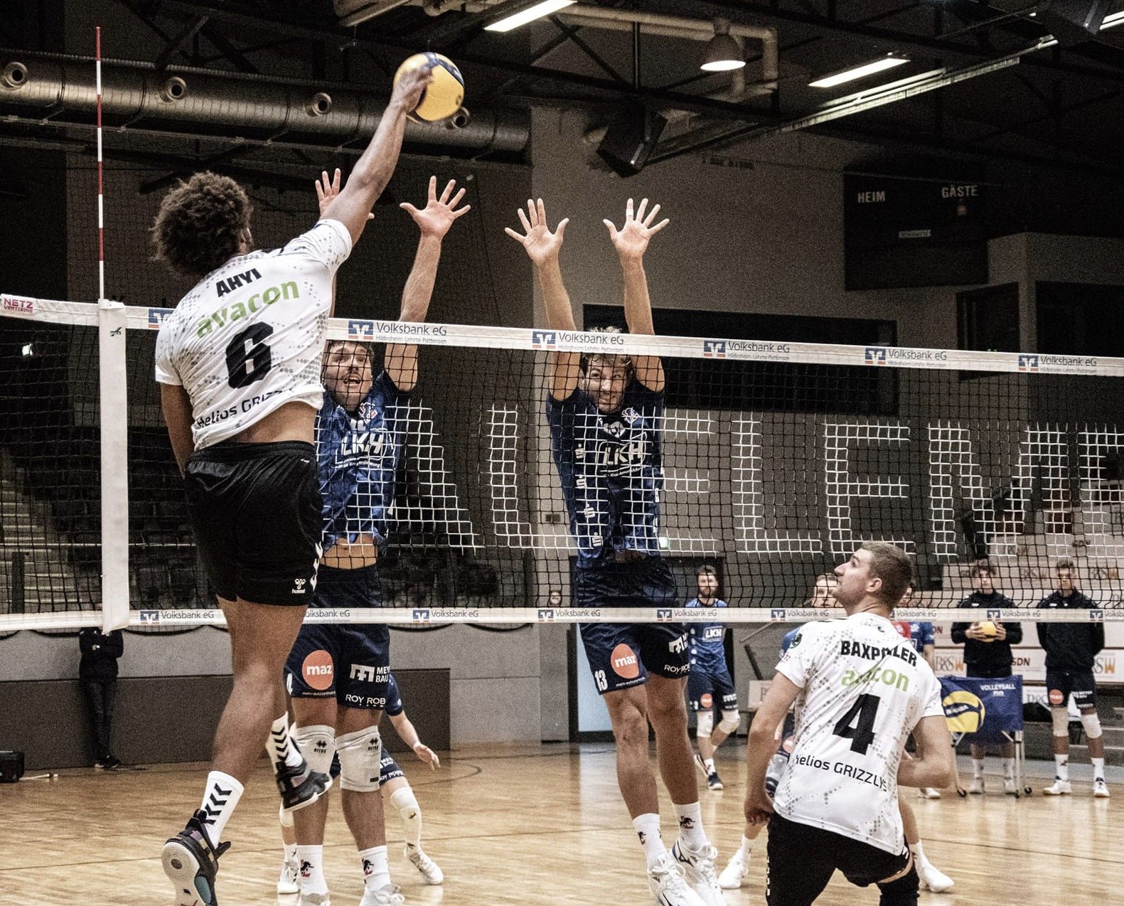 Der SVG-Block mit Max Elgert und Matt Knigge (hinter dem Netz, v.l.) hat hier das Nachsehen gegen Giesens Topscorer Michiel Ahyi (l.). Foto: Elli/Giesen/Facebook