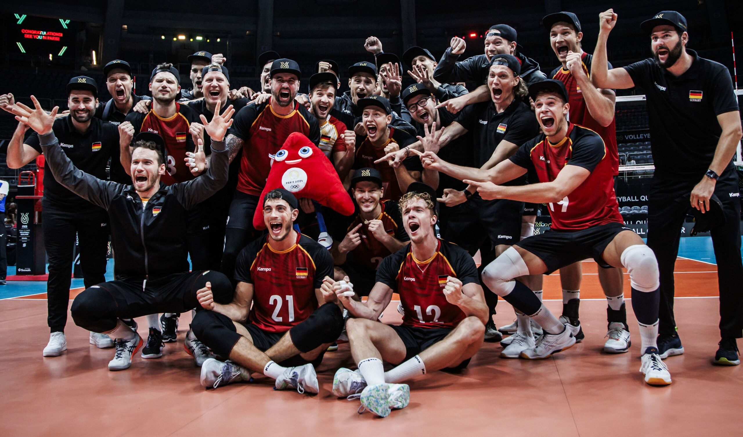 So sehen Olympia-Fahrer aus - in der Mitte stehend Georg Grozer mit dem Maskottchen der Sommerspiele 2024. Fotos (6): FIVB