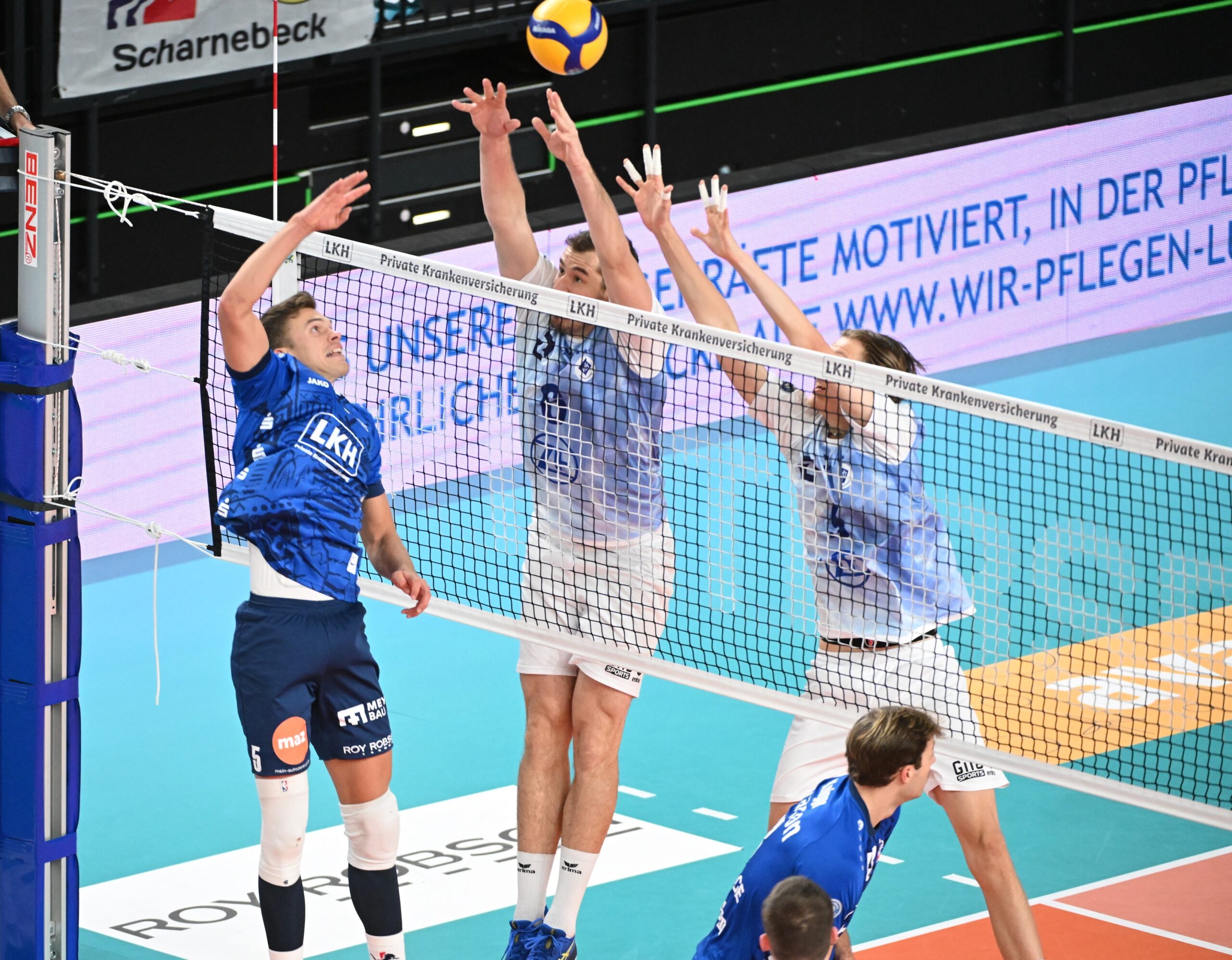 Diesen Schlag über seine linke Schulter zeigte der starke Erik Röhrs (l.) auch im Sommer beim Nationalteam - hier gegen Michal Superlak (M.) und Severi Savonsalmi. Fotos (3): Behns