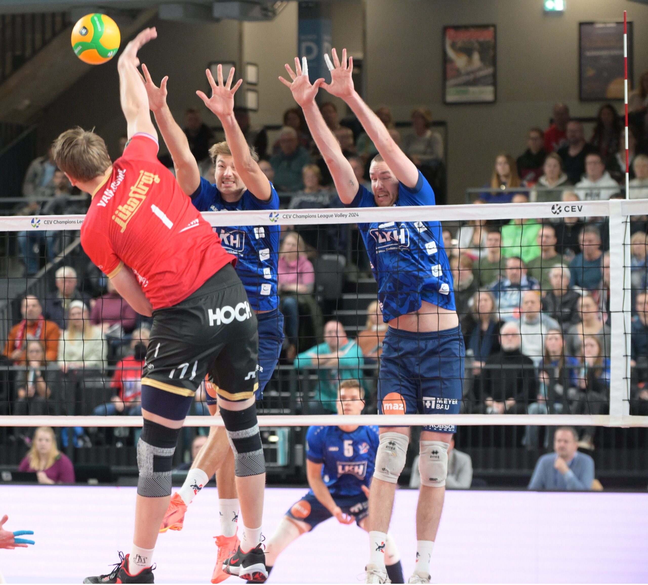 Das gute Blockspiel der SVG, hier mit dem auch im Angriff starken Jesse Elser (r.) und Matthew Knigge gegen Stijn van Schie, gab Budejovice viele Rätsel auf. Fotos (3): Behns