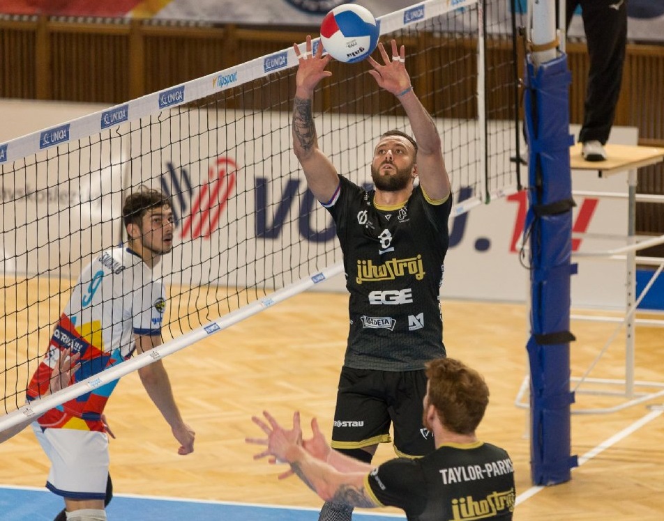 Der Brasilianer Eduardo Carísio (M.) ist als neuer Zuspieler Dreh- und Angelpunkt bei Ceske Budejovice, wurde auch gleich der neue Kapitän. Hier setzt er den ebenfalls neuen kanadischen Mittelblocker Sam Taylor-Parks (r.) ein. Foto: Mazoch/Jihostroj