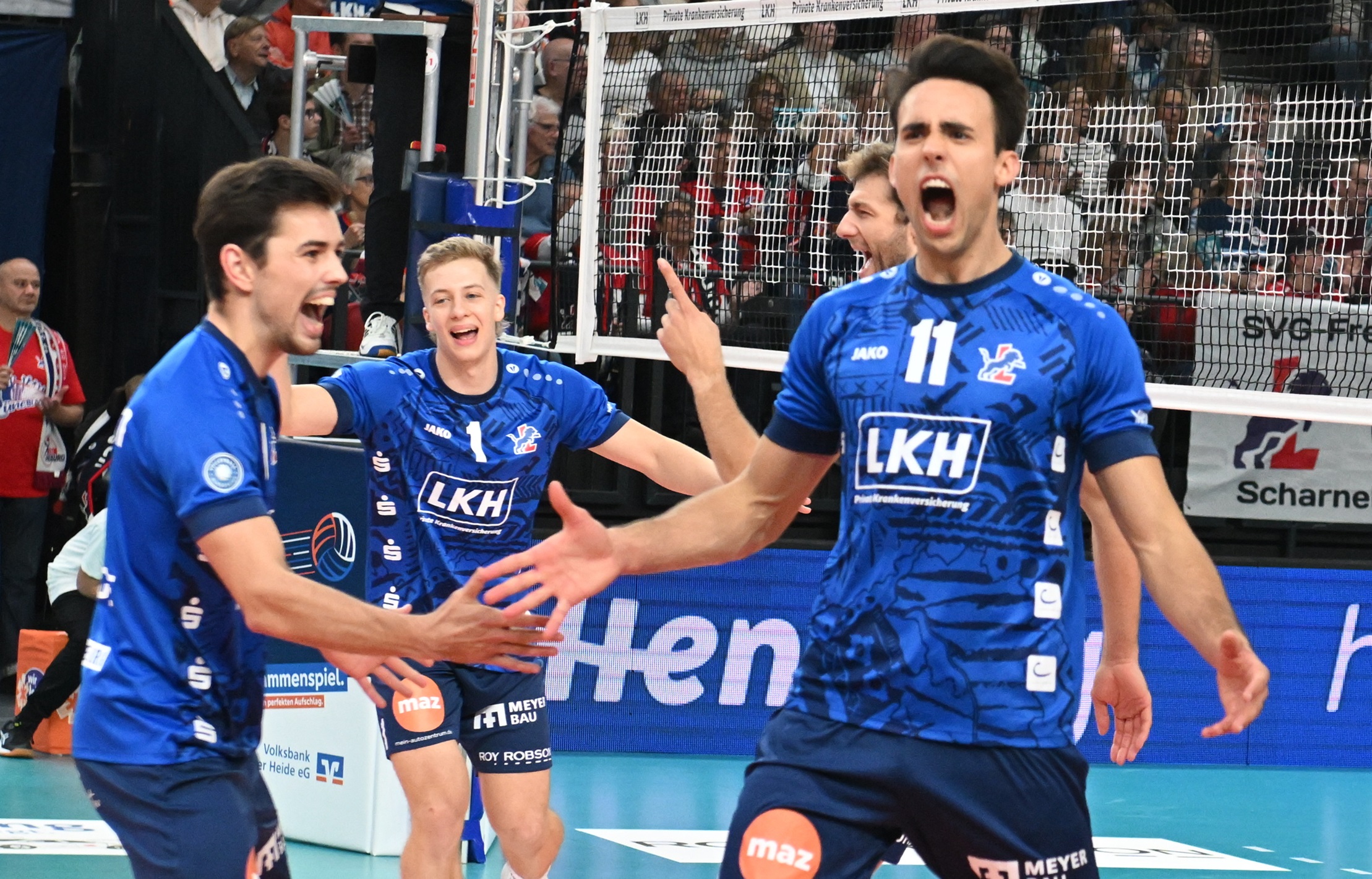 Nach der Enttäuschung am Mittwoch in der Bundesliga wollen Xander Ketrzynski (Vordergrund) und die SVG nun im Pokal wieder jubeln. Links Hannes Gerken, daneben Matt Slivinski. Foto: Behns