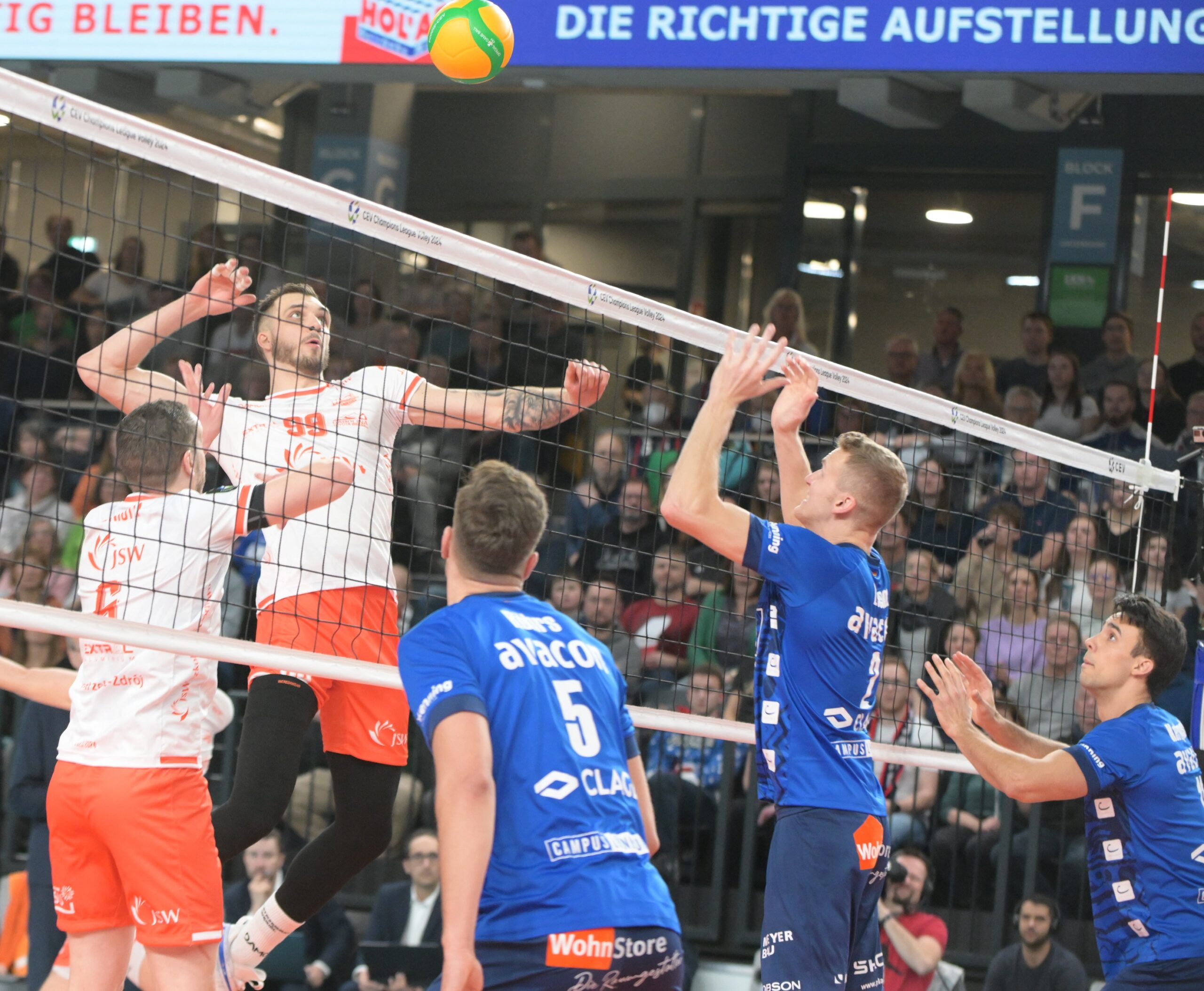 Die Einwechselung von Marko Sedlacek (l.) machte sich für Wegiel auch bezahlt. 10 Punkte machte der Außenangreifer noch, hier gegen den Block mit (v.l.) Yann Böhme, Matt Knigge und Jesse Elser. Foto: Behns