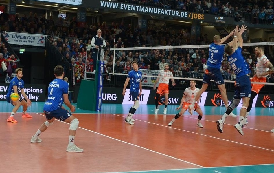 Norbert Huber (r.) war von der SVG nicht zu stoppen – hier erzielt der Pole einen seiner 18 Punkte gegen den Block mit Yann Böhme (Nr. 10) und Blake Leeson (Nr. 2). Foto CEV