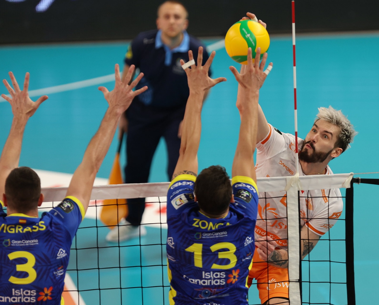 Außenangreifer Tomasz Fornal (r.), hier in der Champions League gegen Las Palmas, gehört zu den Topstars in Polen, hätte im Nationalteam wohl einen Stammplatz - wäre der Konkurrent nicht Wilfredo Leon, einer der vollkommensten Volleyballer der Welt. Foto: Wegiel