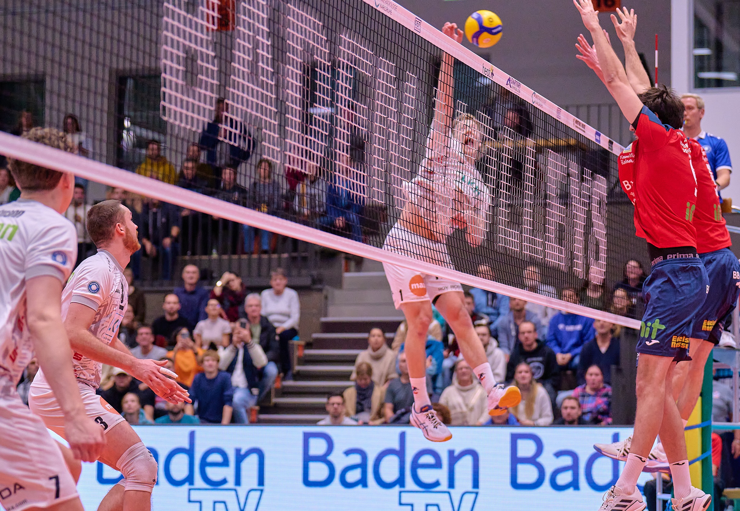 Matt Slivinski (Mitte, beim Angriff) durfte in den ersten beiden Sätzen gegen Karlsruhe ran, hier beobachtet von Joscha Kunstmann (l.) und Jesse Elser. Foto:Arndt