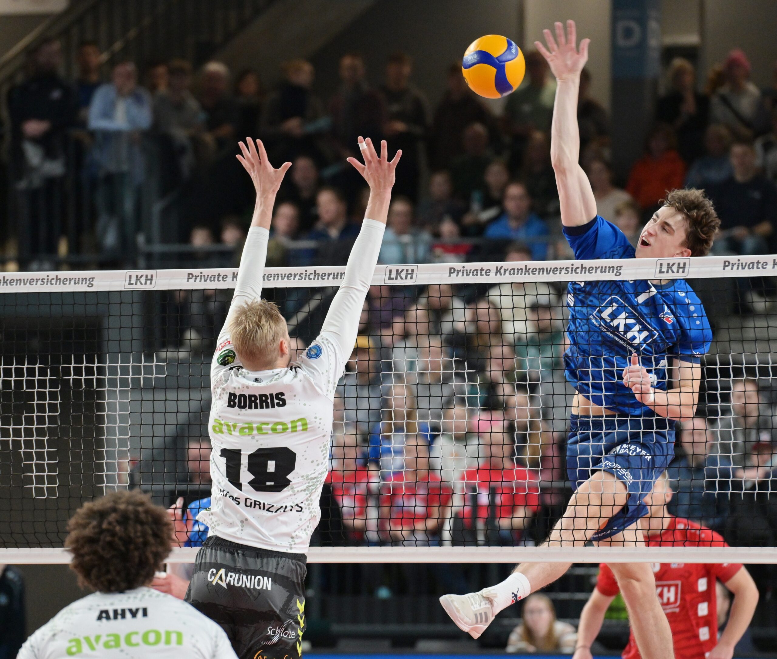 Für einen positiven Effekt beim 2:3 im Nordderby sorgte SVG-Youngster Joscha Kunstmann (r.). Der Mittelblocker, erneut in der Anfangsformation und über die gesamte Dauer dabei, sammelte 12 Punkte, hier gegen Maciej Borris, bei einer starken Quote von 73%. Fotos: Behns (2), Wölper