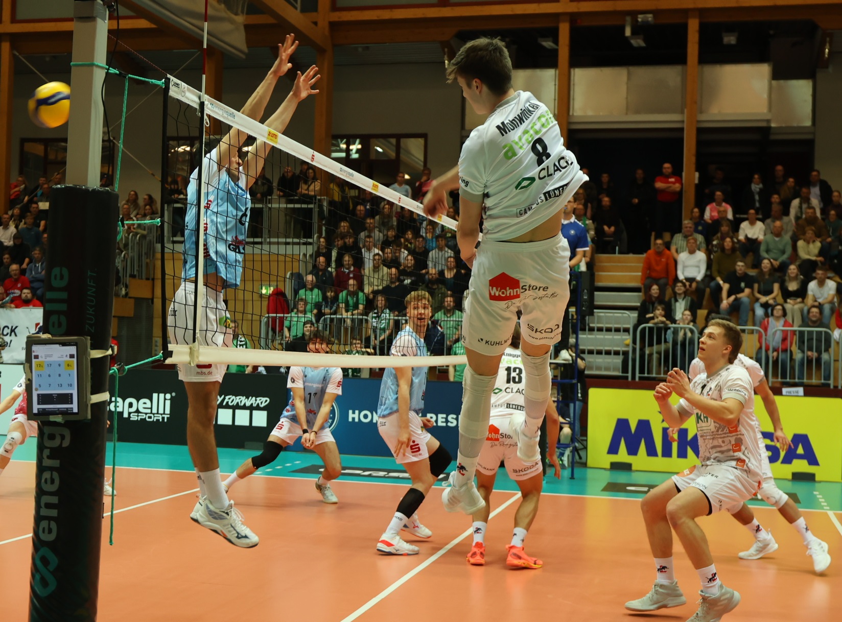 Theo Mohwinkel (Vordergrund, Nr.8) war mit 17 Punkten, darunter drei Asse zum Schluss, Topscorer der SVG. Foto: Kreschel/VBL