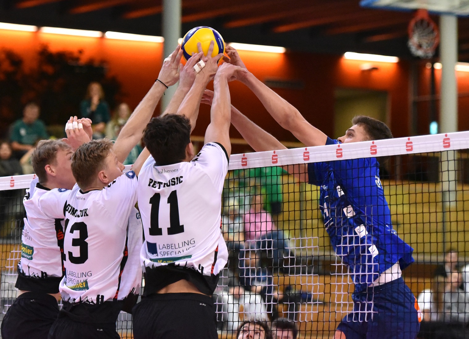 Erik Röhrs (r.) war durch nichts zu stoppen, auch nicht durch einen Hachinger Dreierblock, gegen den er hier einen seiner 24 Punkte holt. Foto: Panhans/VBL