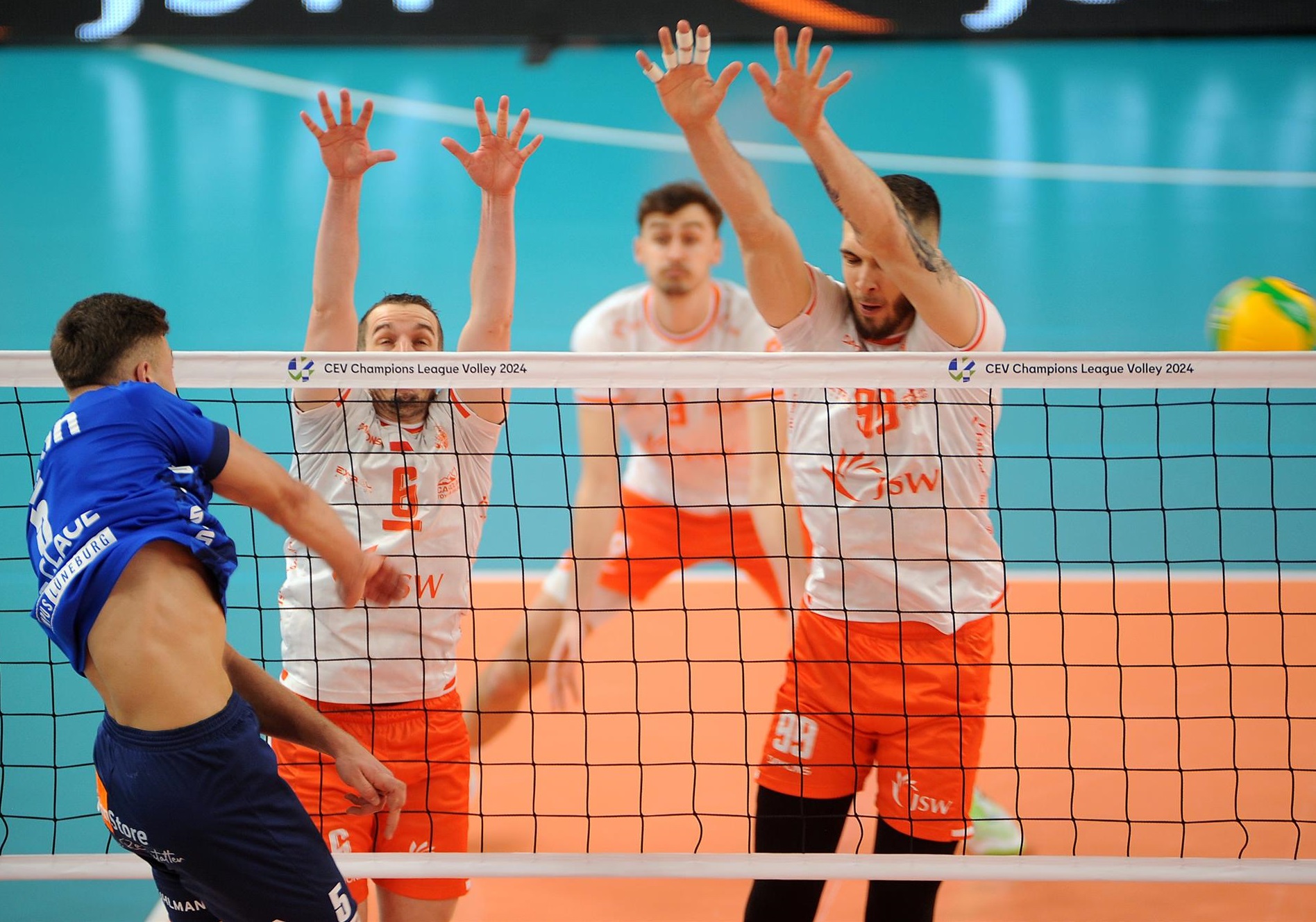 Erik Röhrs (l.) war mit 17 Punkten nicht nur bester SVG-Scorer, sondern auch Topscorer des Matches. Hier setzt er sich gegen den Block von Benjamin Toniutti (l.) und Nordert Huber durch. Foto: CEV