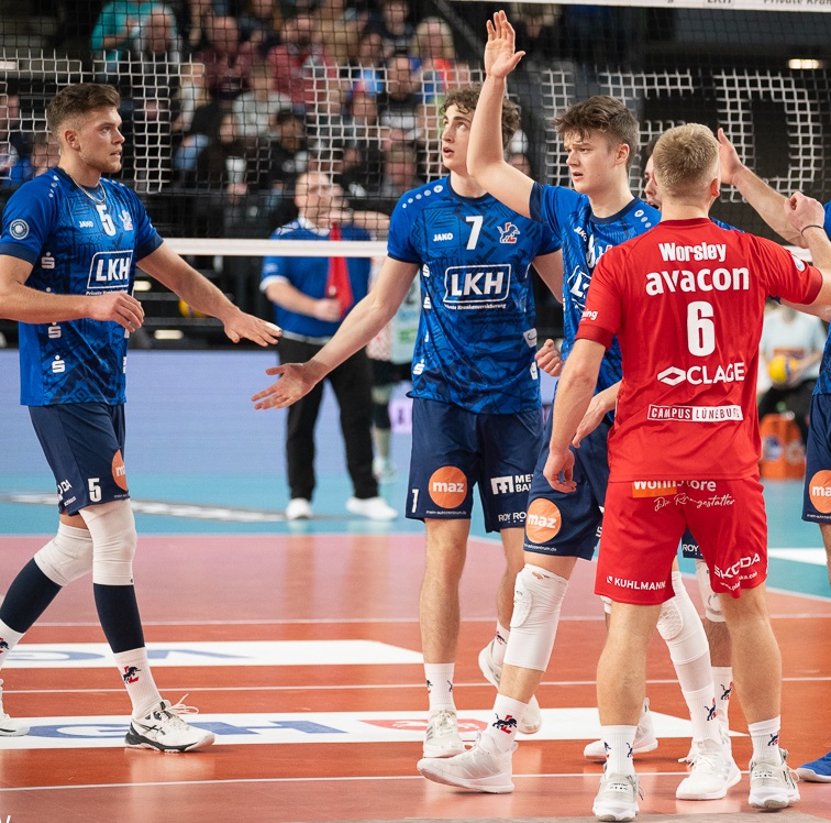 Die SVG-Talente Joscha Kunstmann (2.v.l.) und Theo Mohwinkel (3.v.l.) bekamen zuletzt immer öfter Einsatzzeit - auch in den nächsten Bundesligaspielen winken ihnen neue Bewährungschancen.. Foto: WW